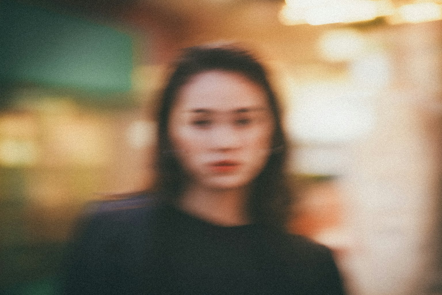 Portrait d'une femme avec un arrière-plan flou