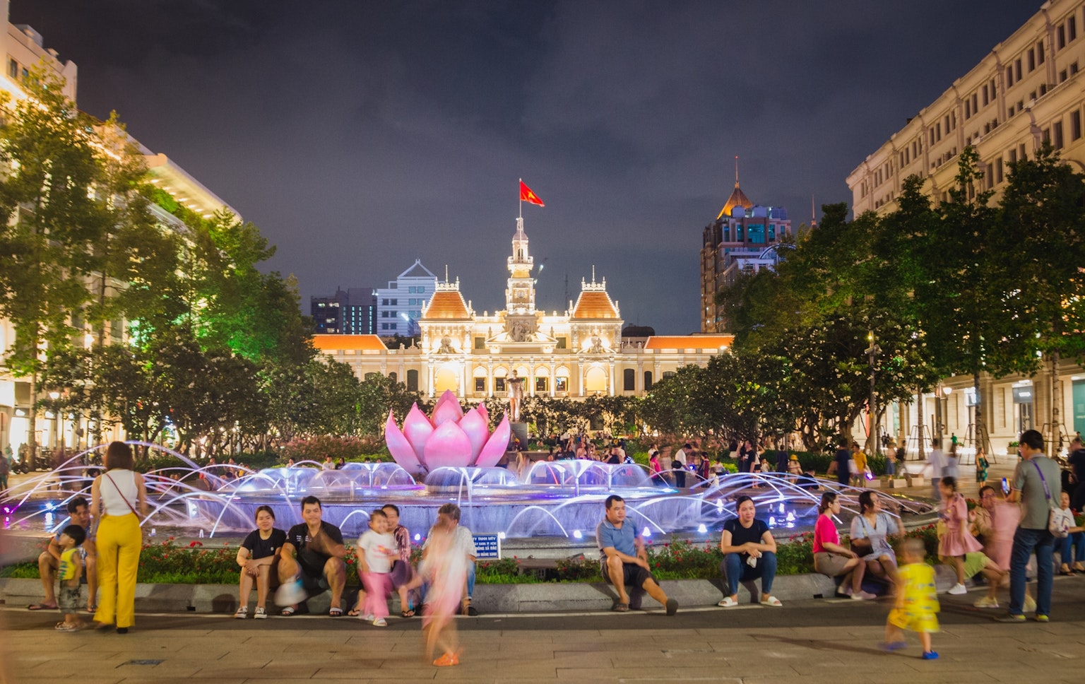 胡志明市市政廳的夜景與美麗的噴泉和聚集的人們