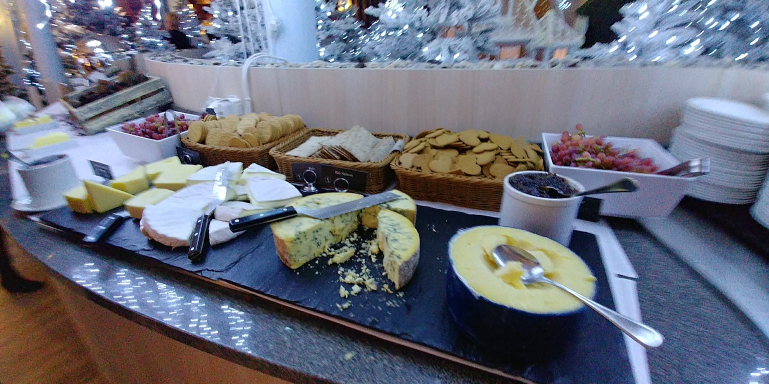 Buffet-Tisch mit einer Auswahl an Käse und Desserts