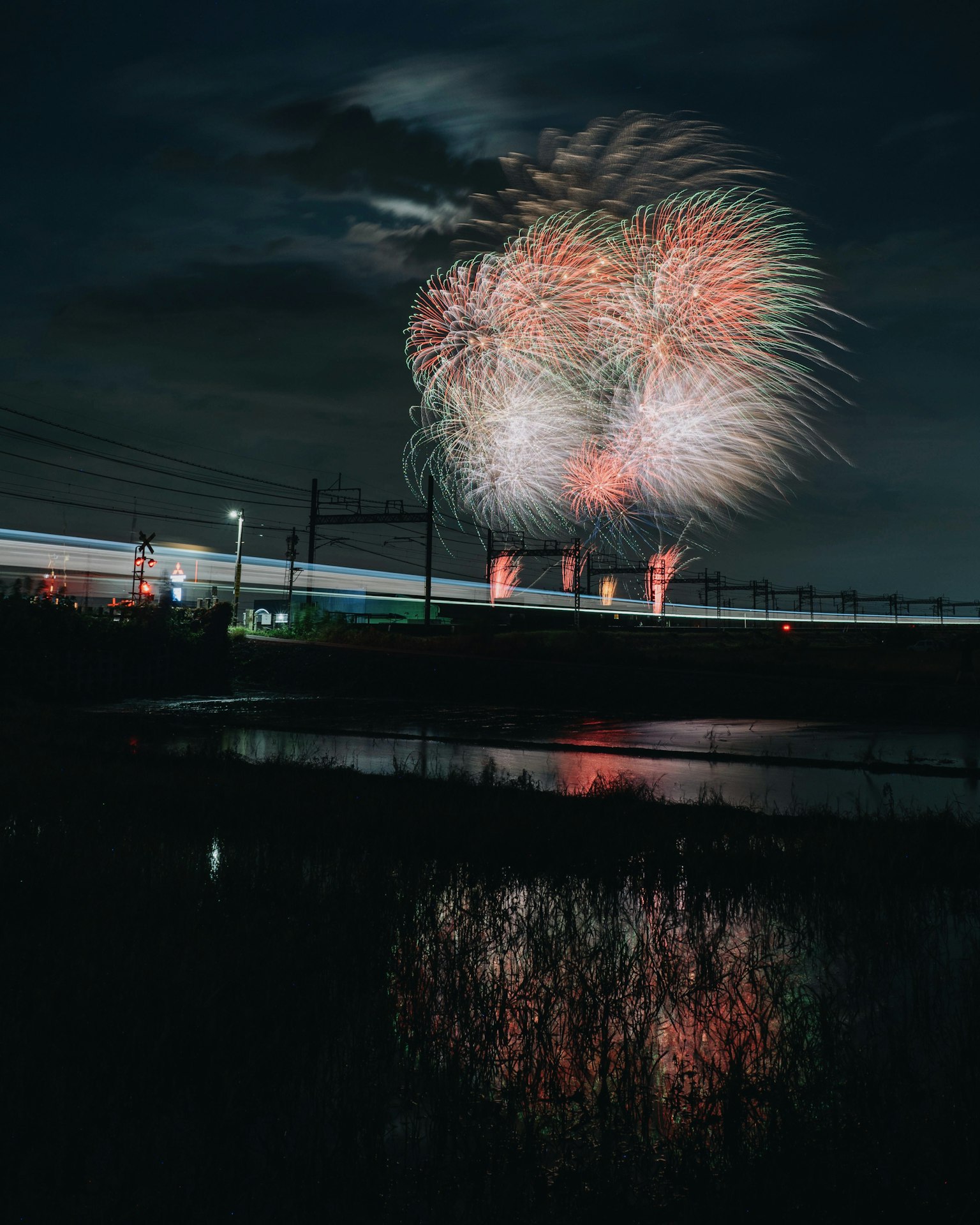 夜空中绽放的美丽烟花在水面上的倒影