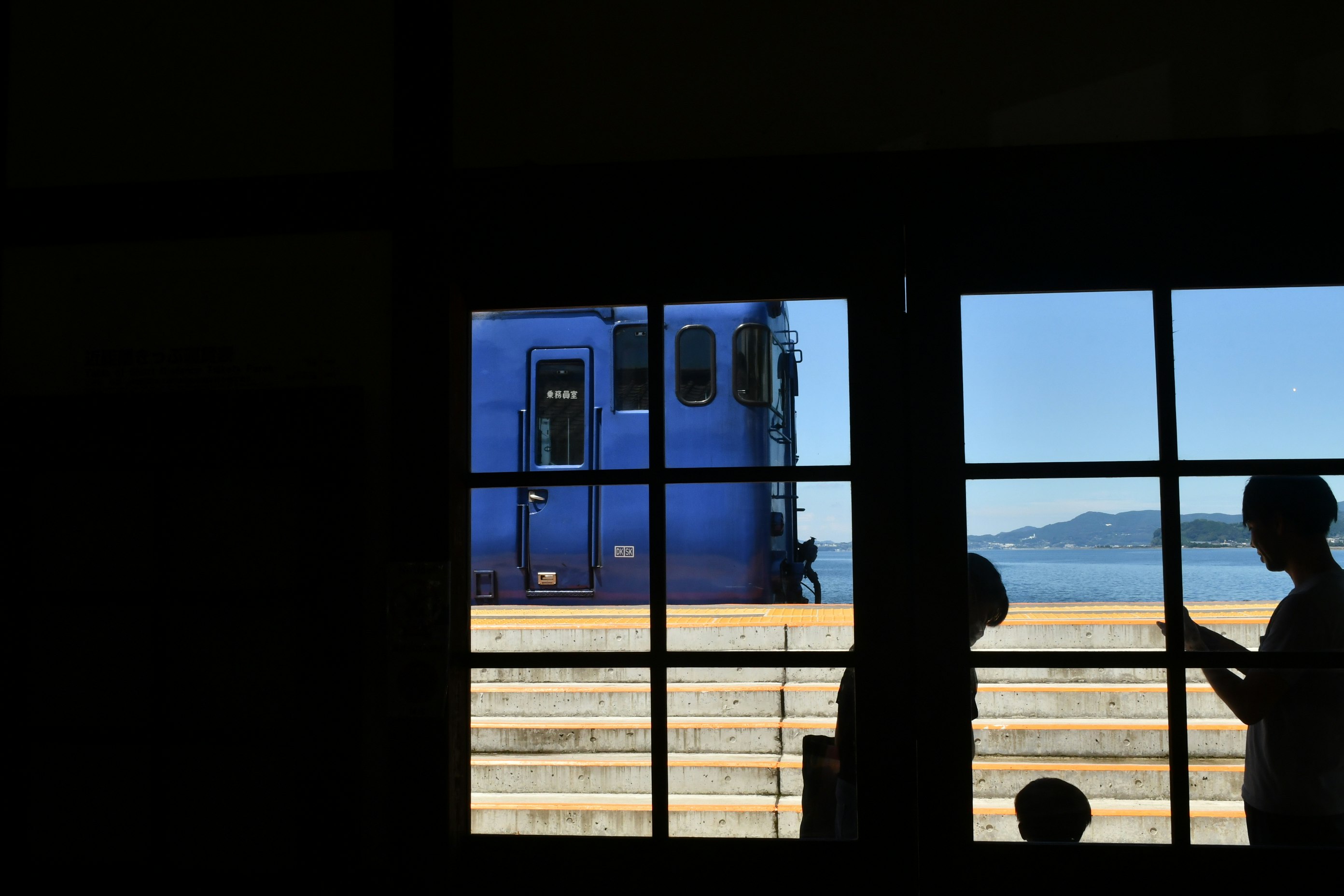 海沿いの駅でホームに停車する列車