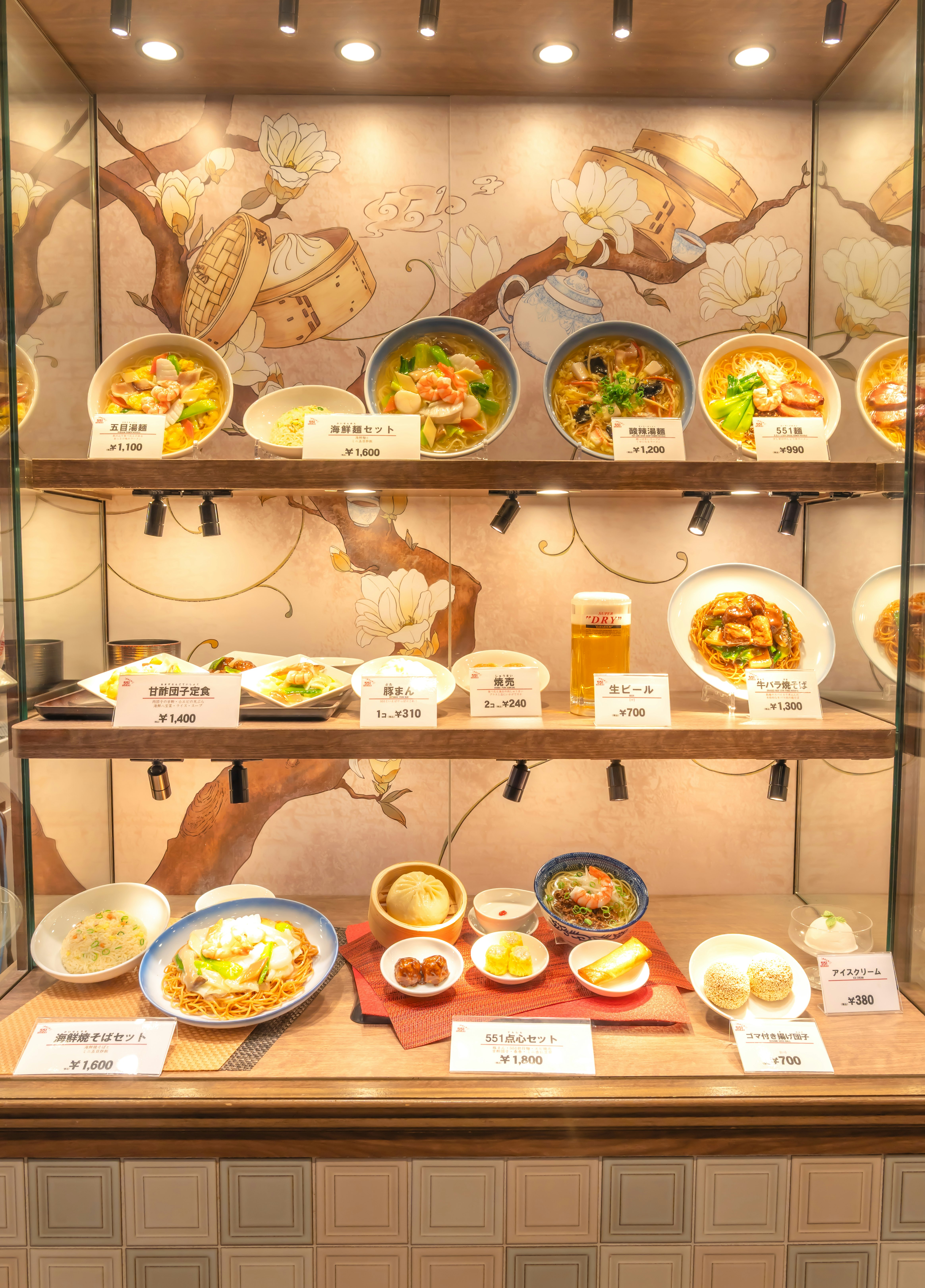 壁面に並ぶスープや丼の料理サンプルの展示棚