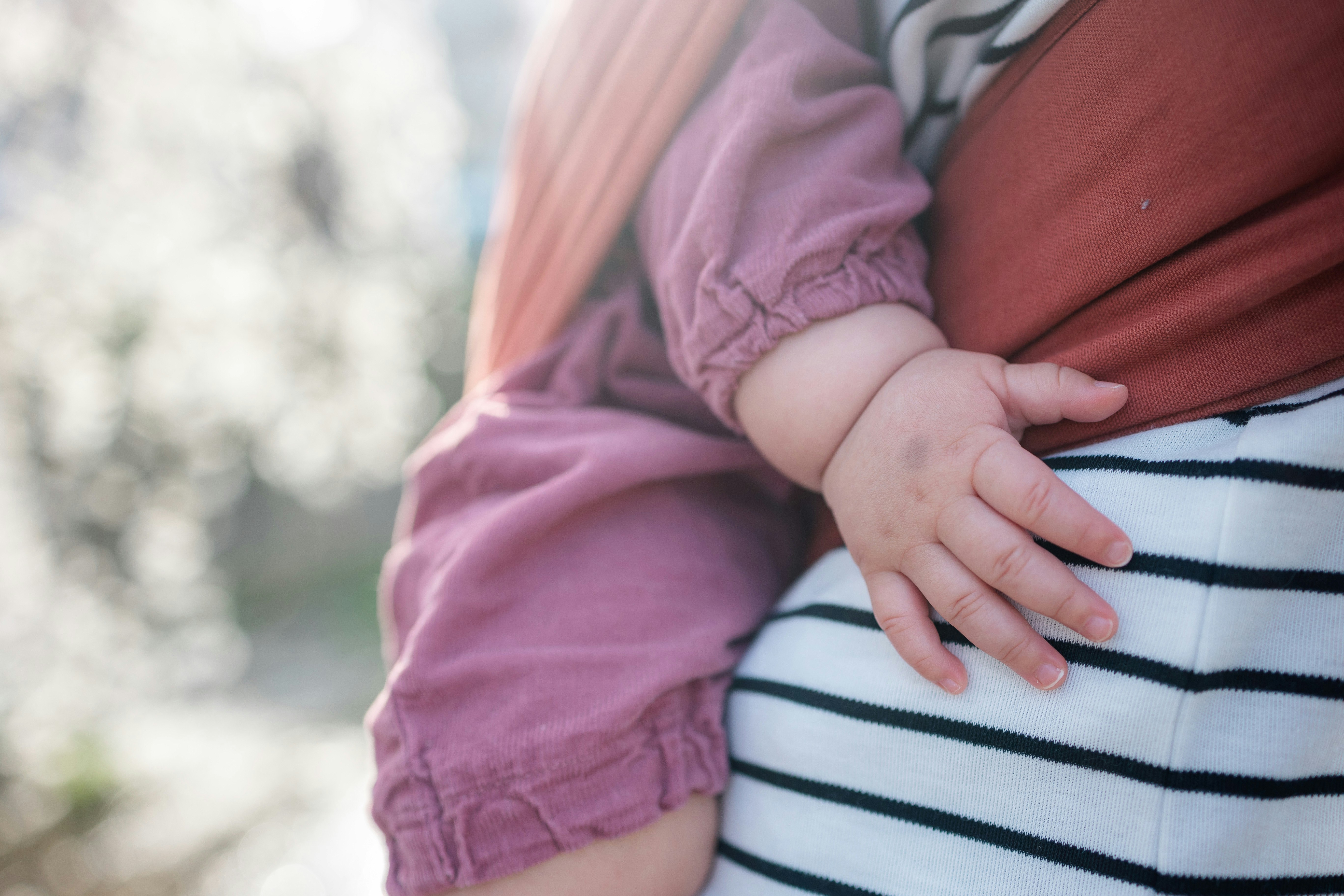 mani di un bambino che si stringono e si avvicinano