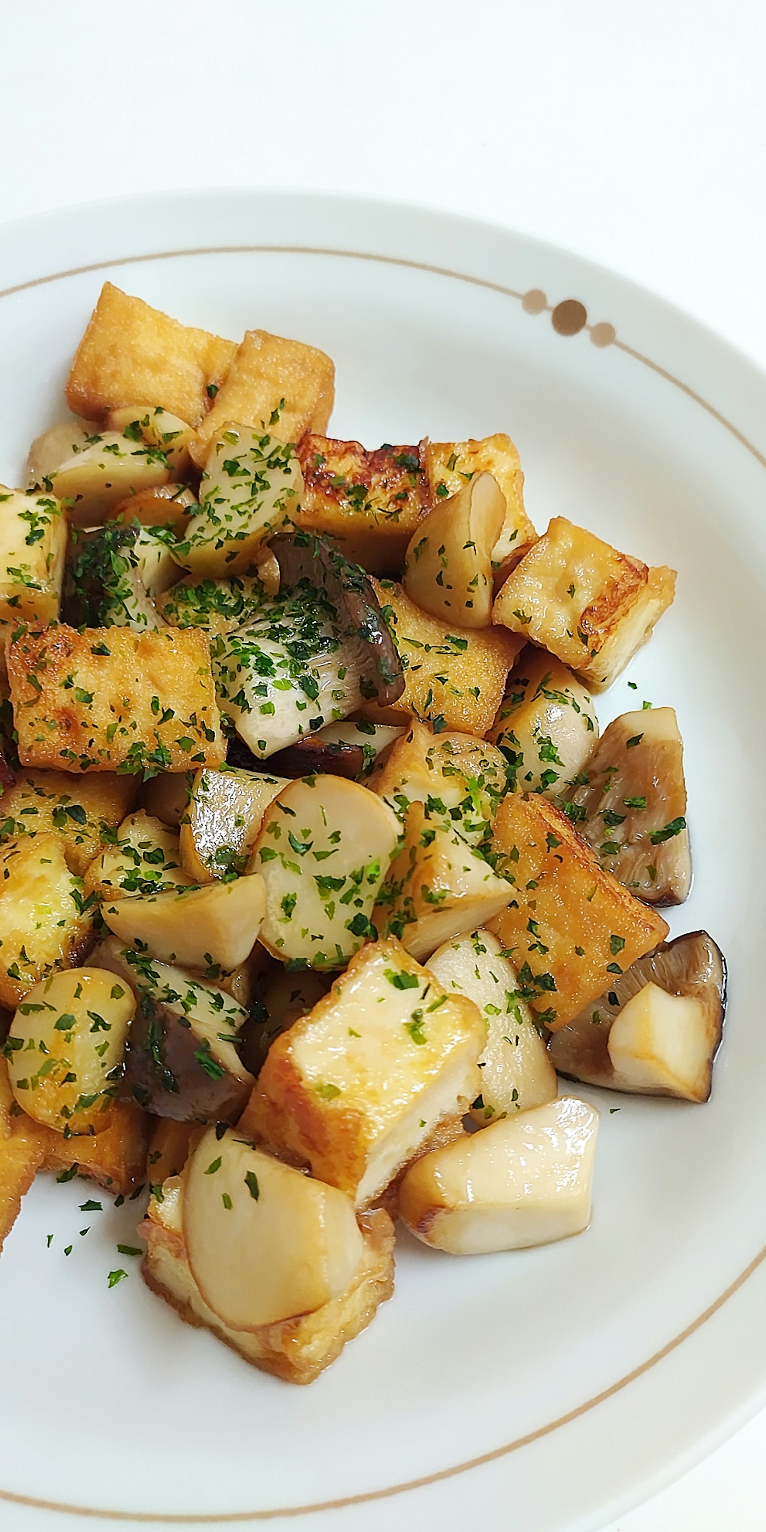 Assiette de pommes de terre rôties et de champignons