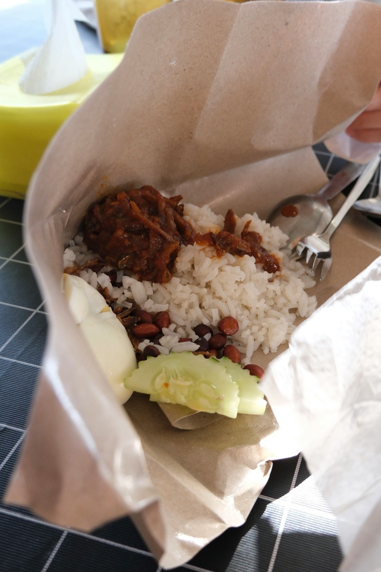 ご飯と肉の料理が紙袋に入っている