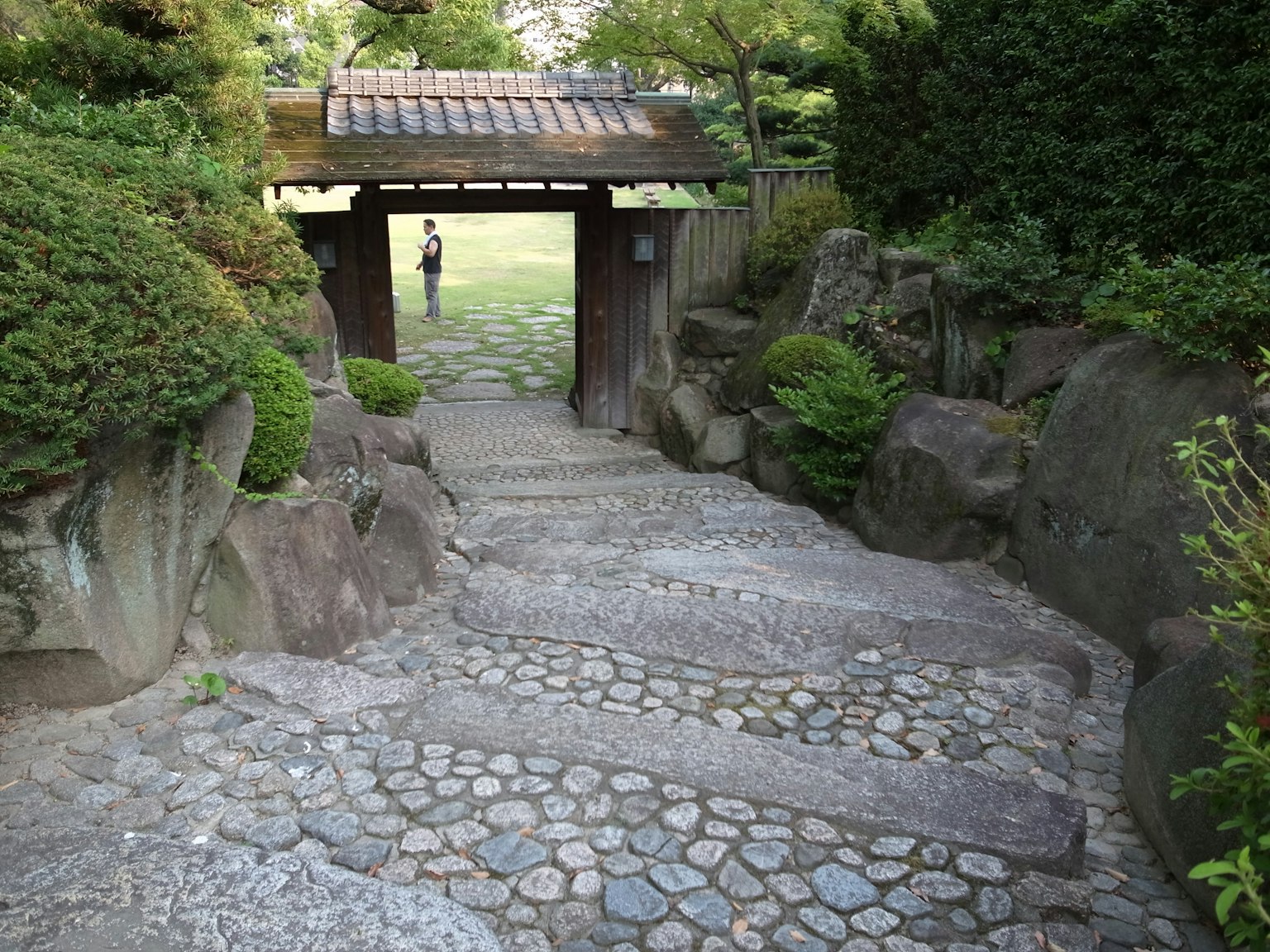 日本庭園的入口，特色石階與茂盛綠植
