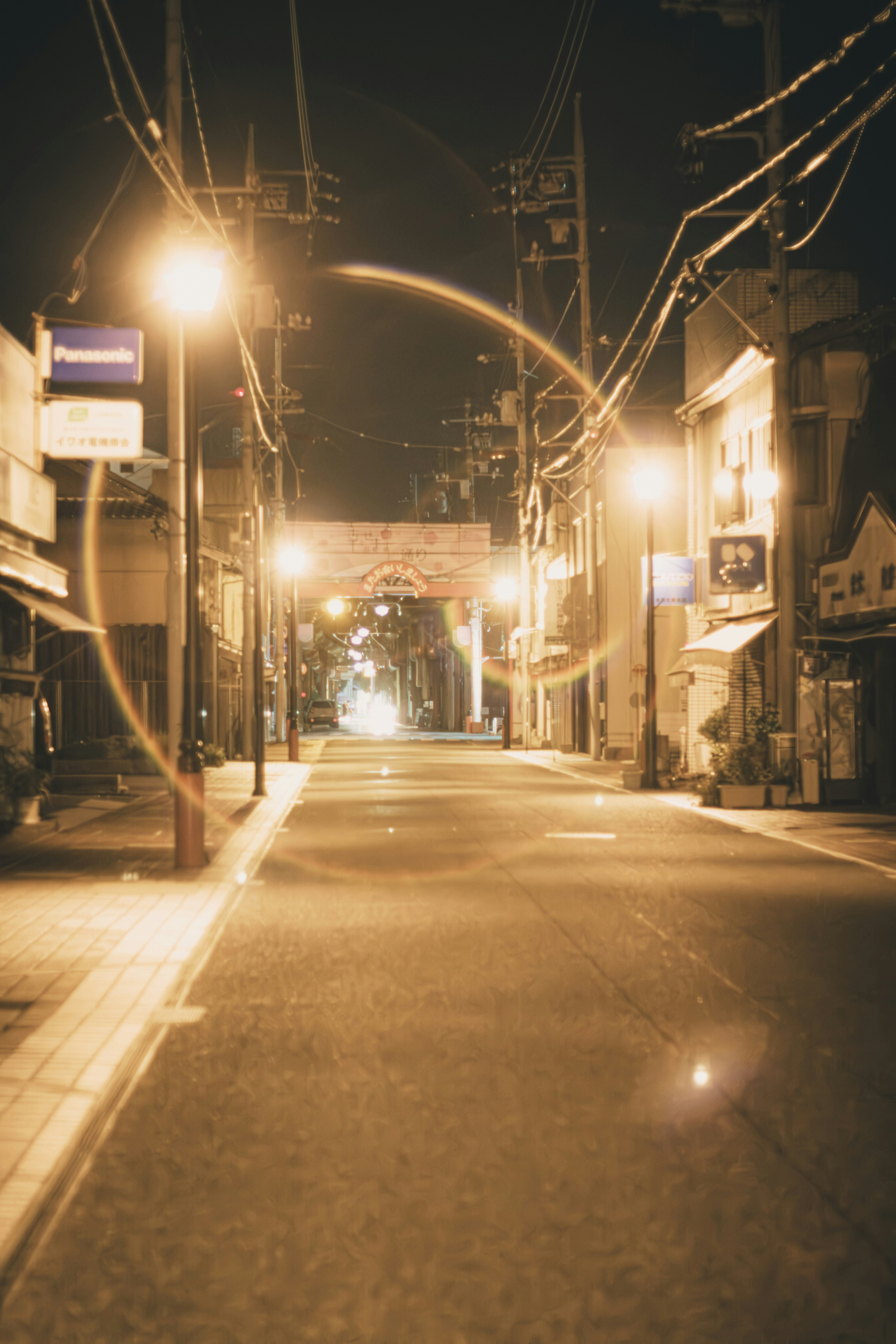 街灯が並ぶ夜の街道