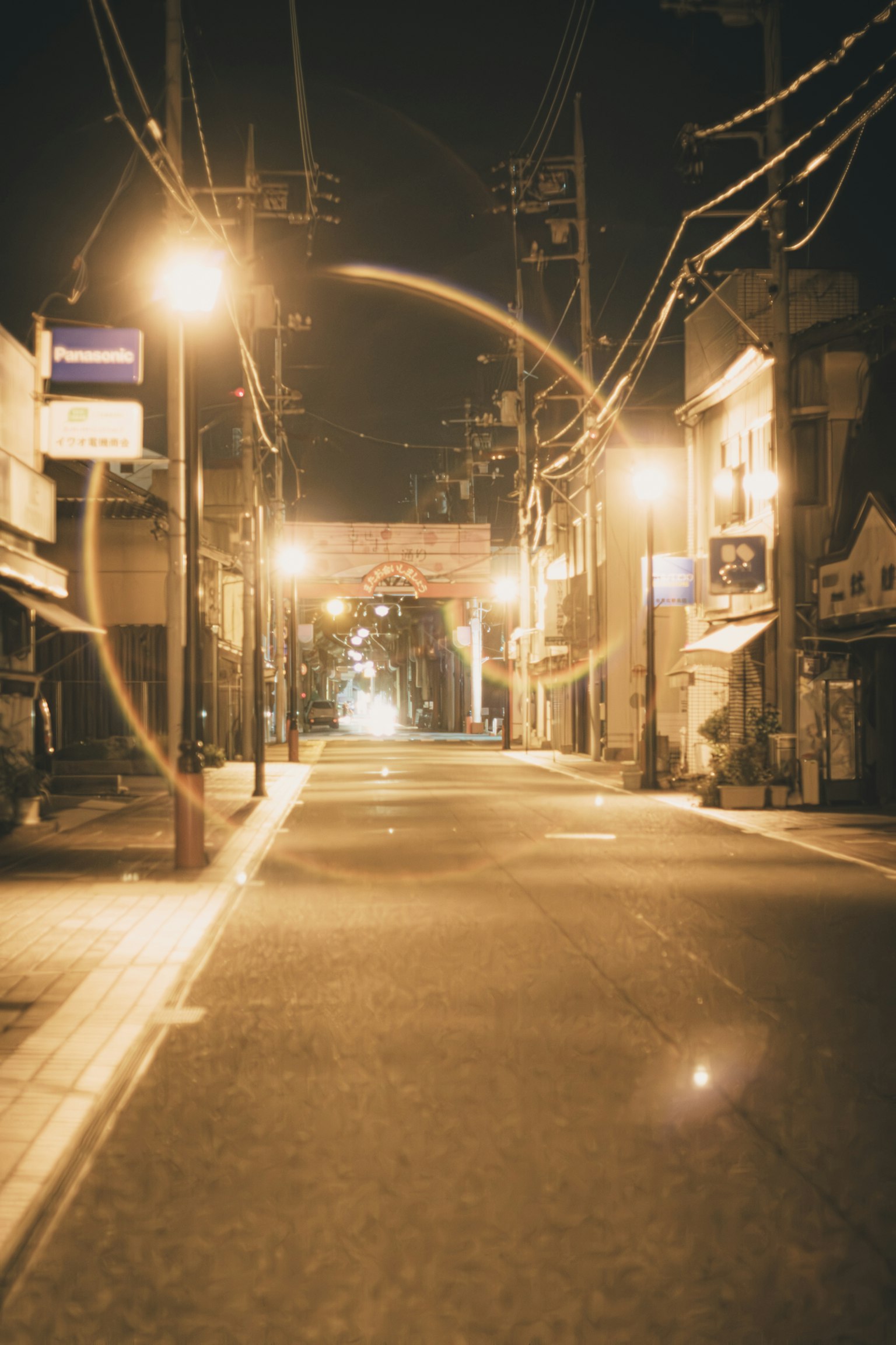 夜晚安静的街道，街灯和建筑物