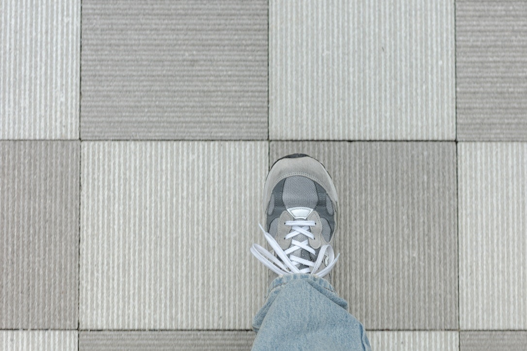 giày sneaker trên sàn gạch