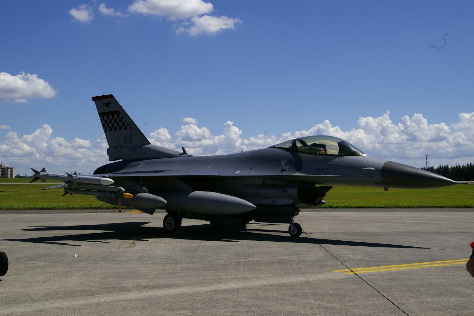 停在機場跑道上的F-16戰鬥機