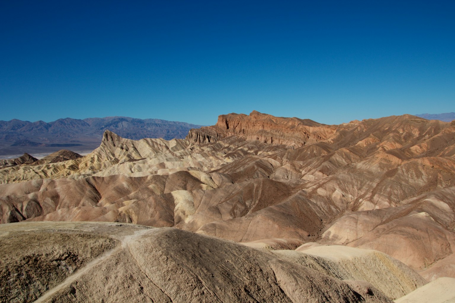 Paesaggio desertico colorato sotto un cielo blu chiaro