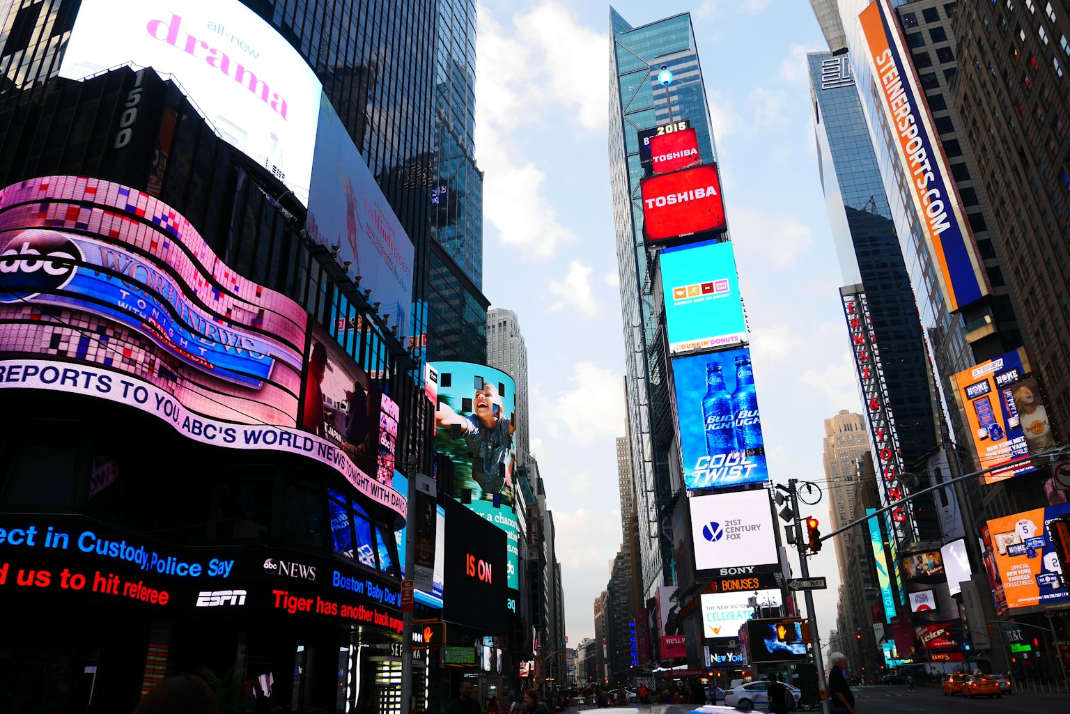 Iklan yang semarak dan gedung pencakar langit di Times Square