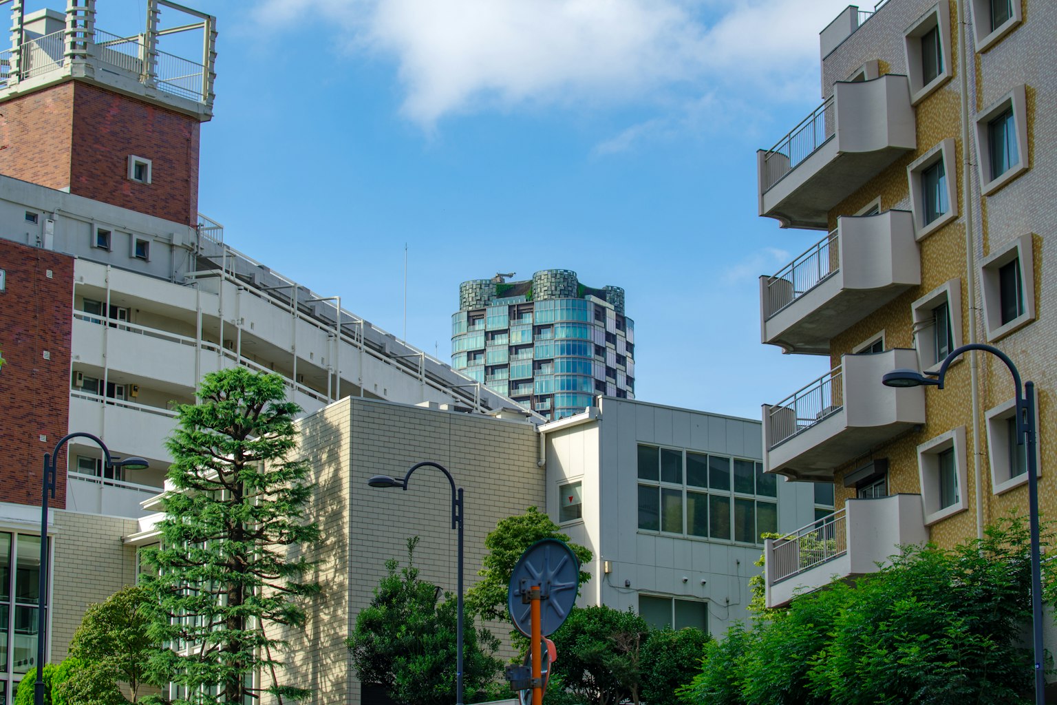 Moderne Gebäude und grüne Bäume entlang der Straße