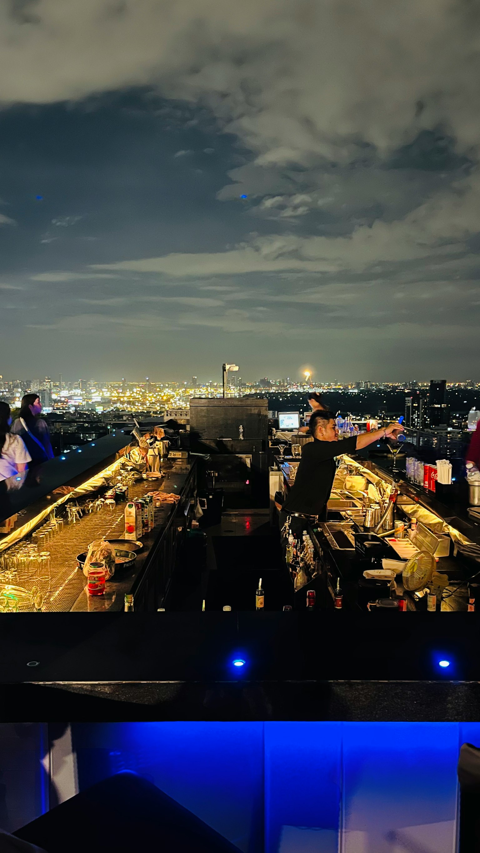 夜景背景下屋頂酒吧的聚會