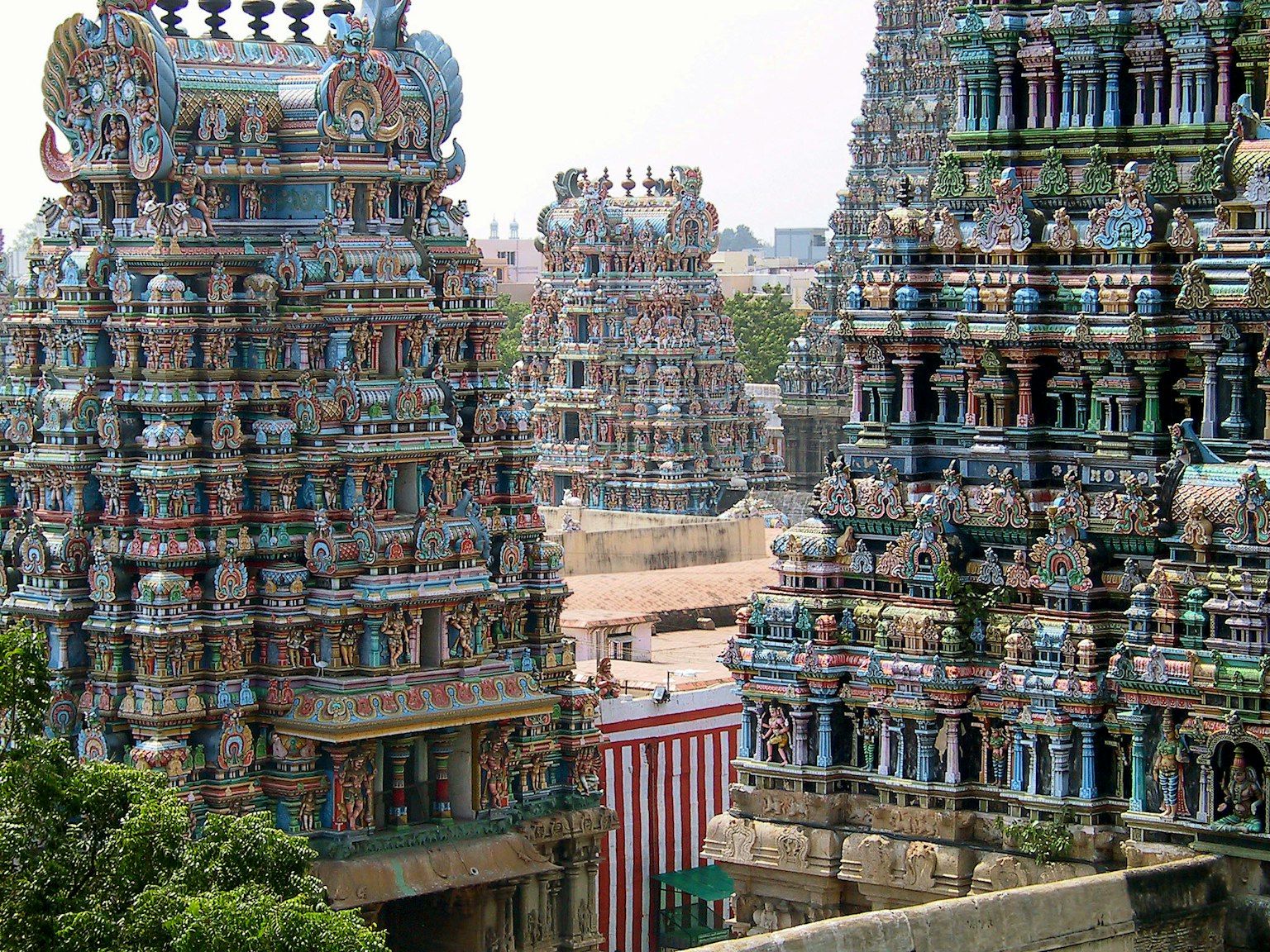 Tours de temple colorées avec des motifs complexes