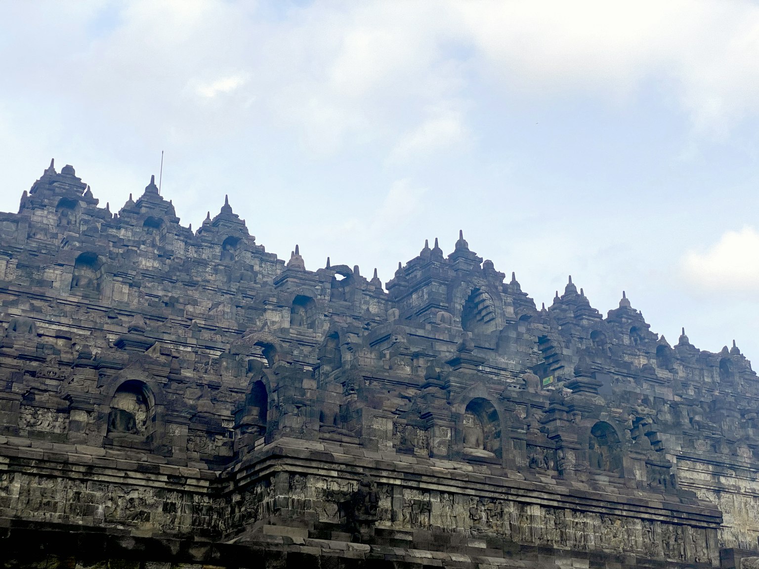 Conception de toit complexe et sculptures en pierre du temple de Borobudur