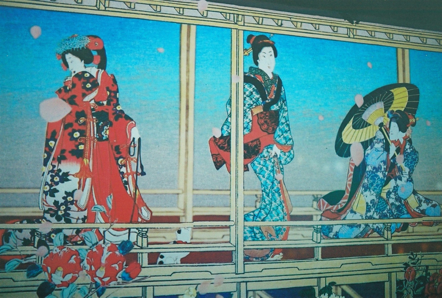 ภาพจิตรกรรมฝาผนังของตัวละครใส่กิโมโนกับหน้าต่าง