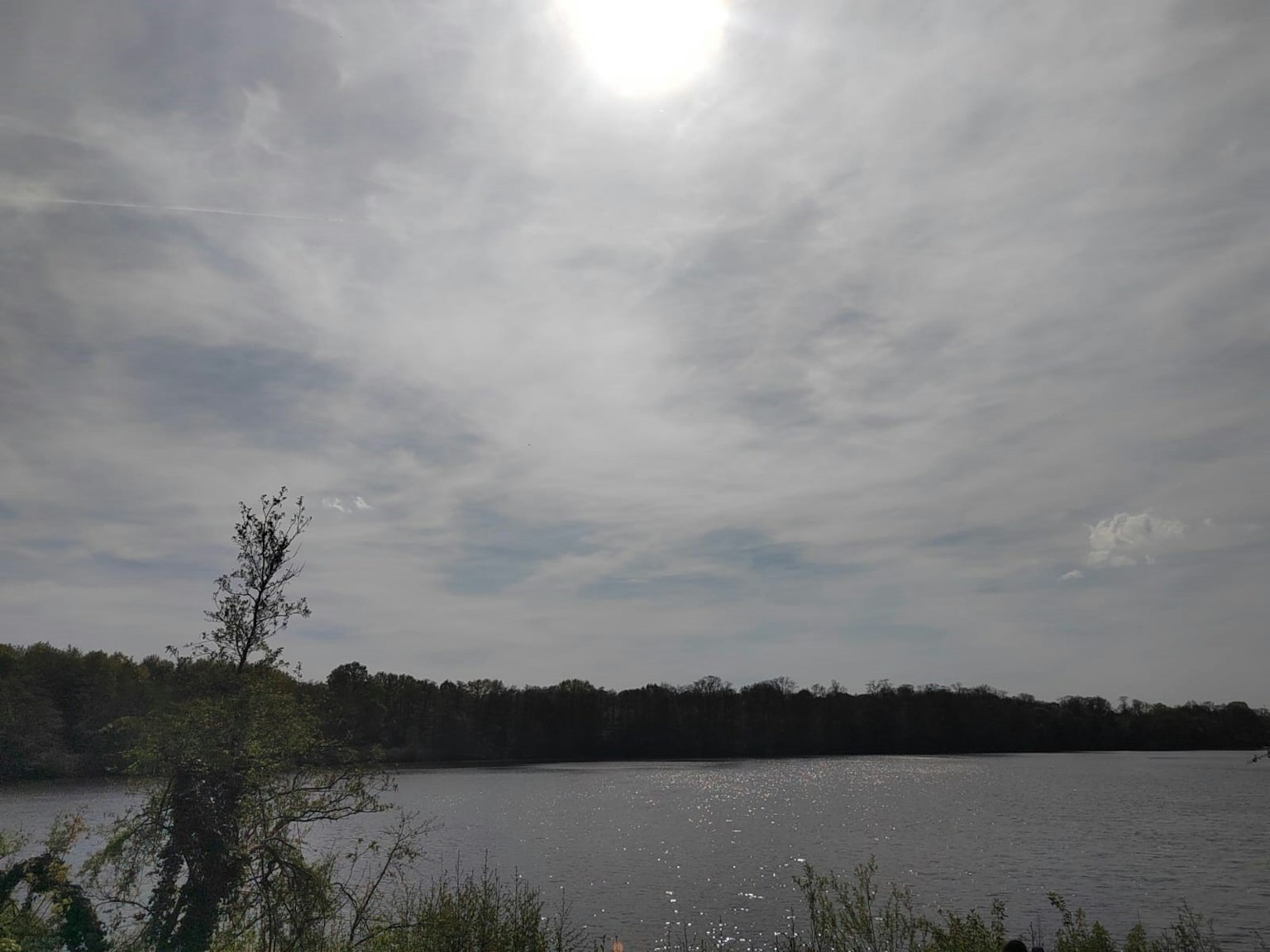 Danau tenang dengan langit mendung