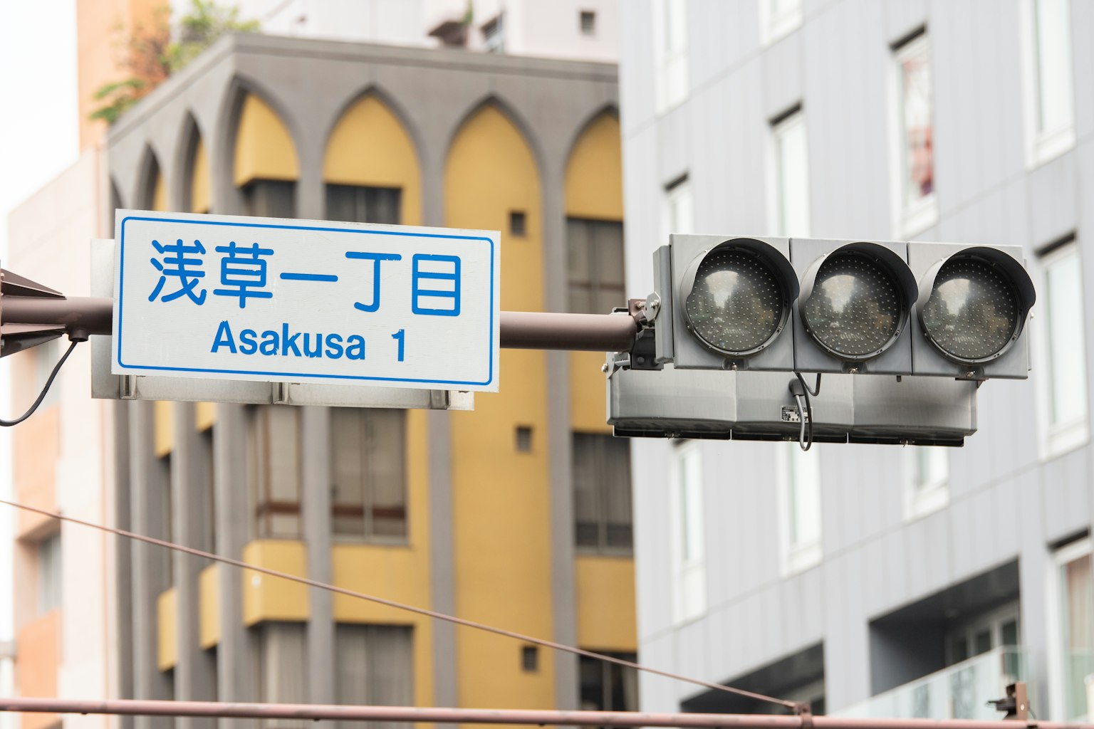 Biển báo đường cho Asakusa 1 với đèn giao thông trong bối cảnh đô thị