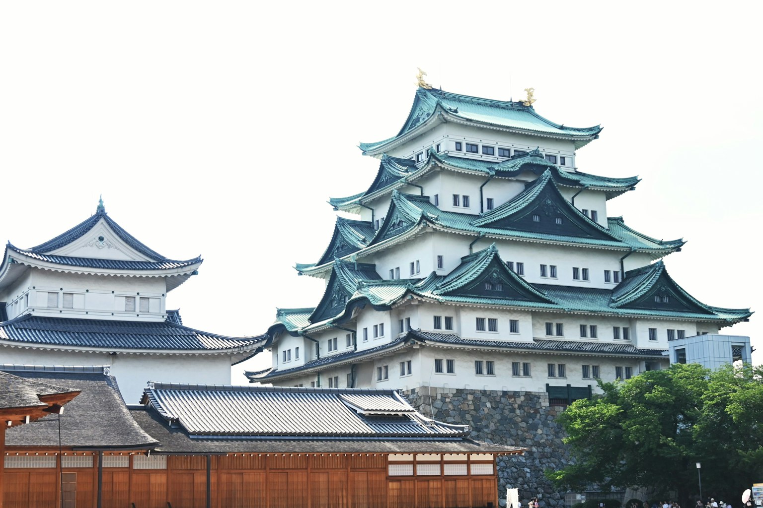 名古屋城展示傳統建築和多層屋頂