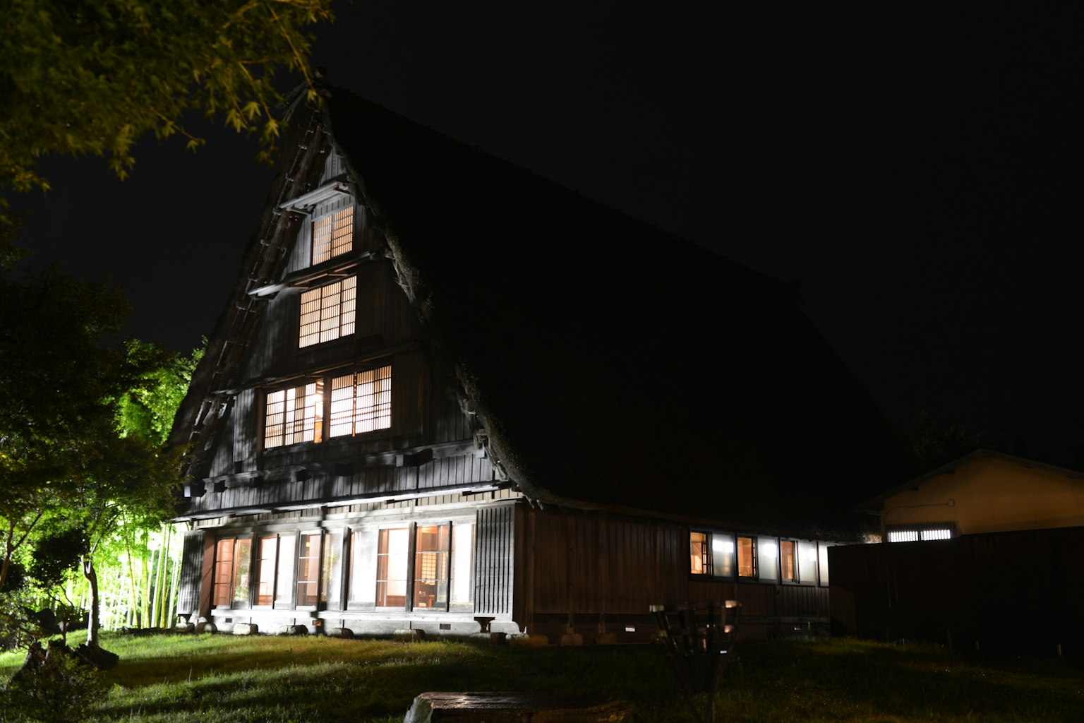 Bella facciata di una casa giapponese tradizionale illuminata di notte
