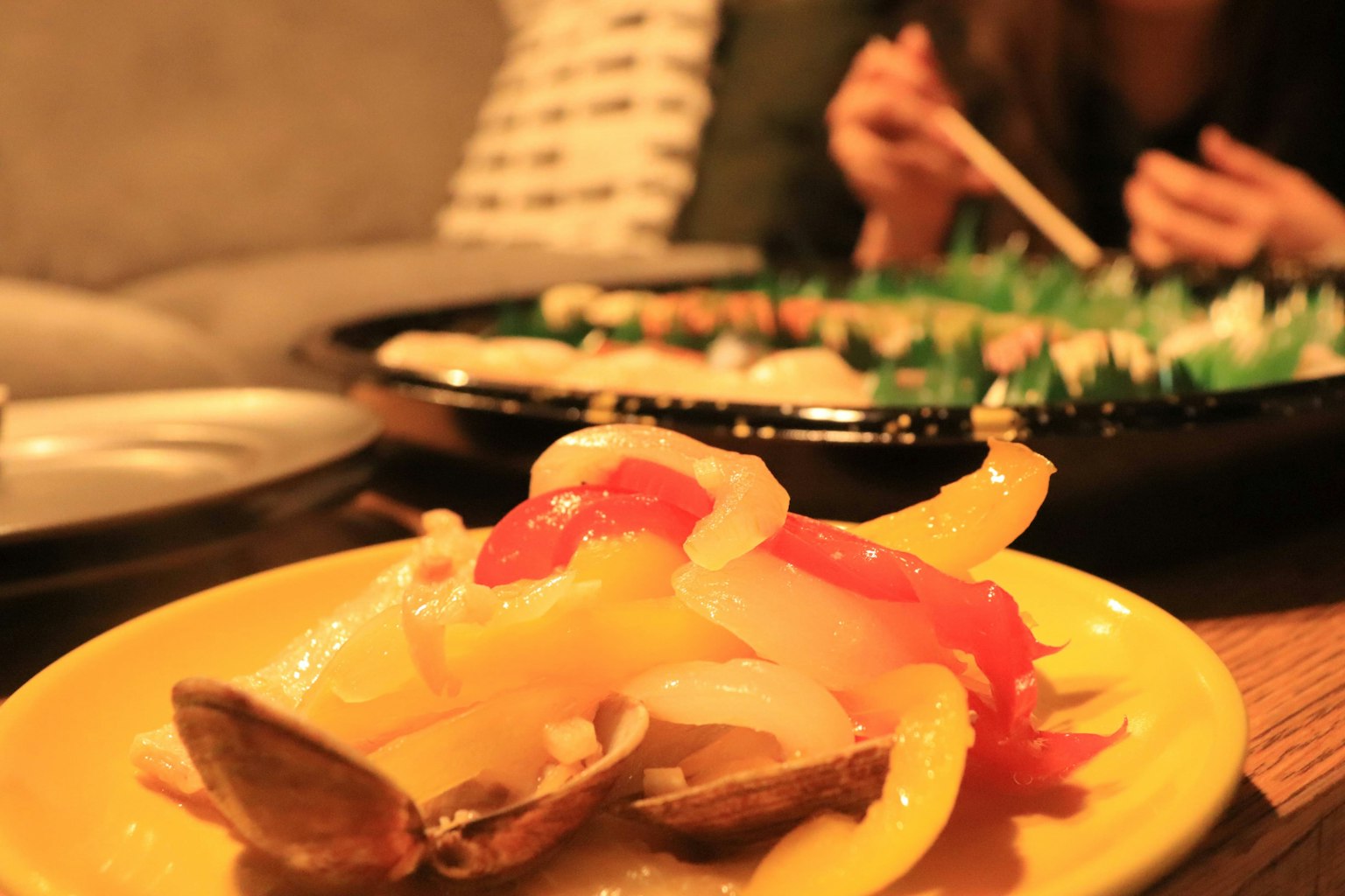 Bunte Obstsalat vor einem Tisch mit Sushi