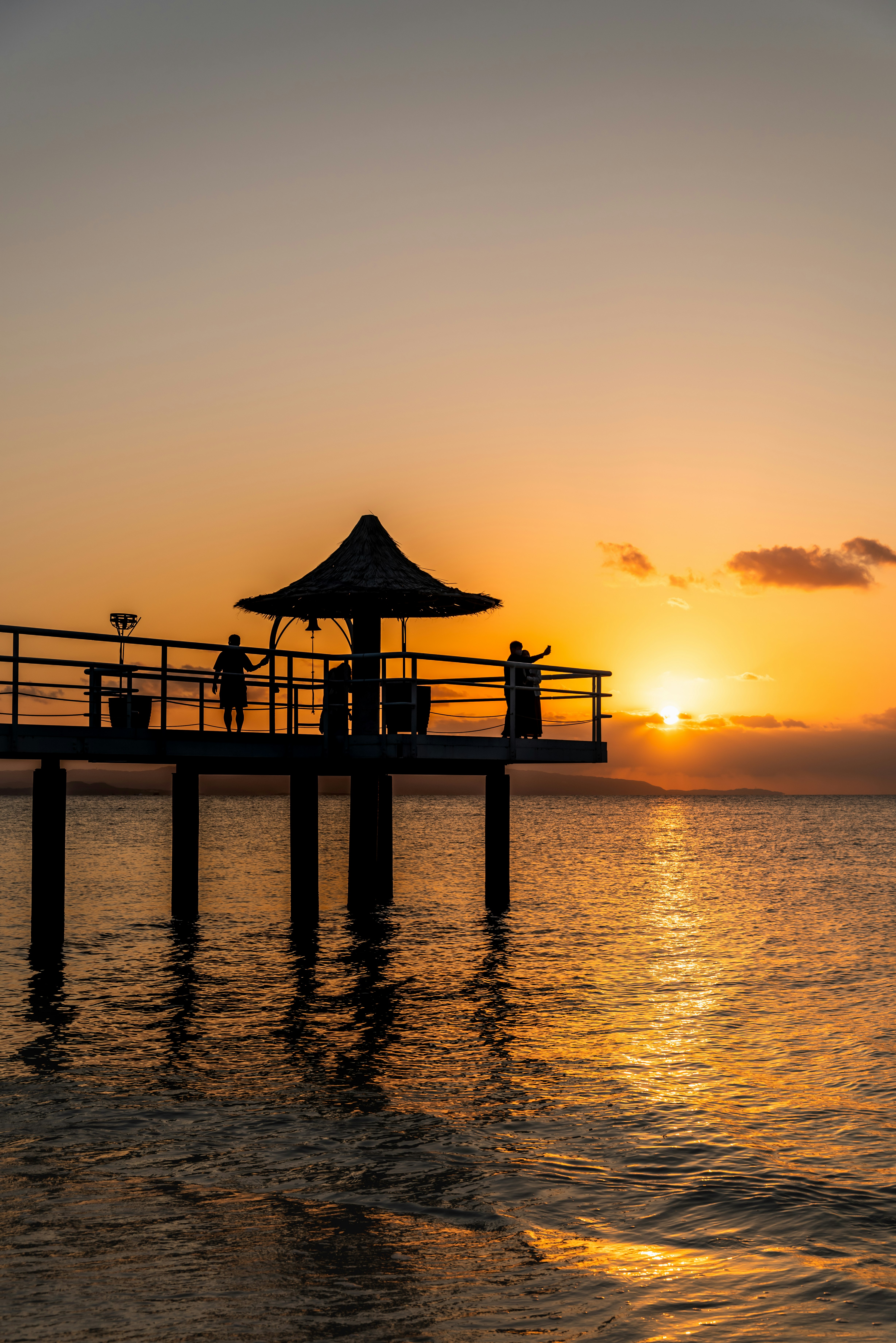 Tramonto su una passerella e sul mare a Fusaki Beach, isola di Ishigaki