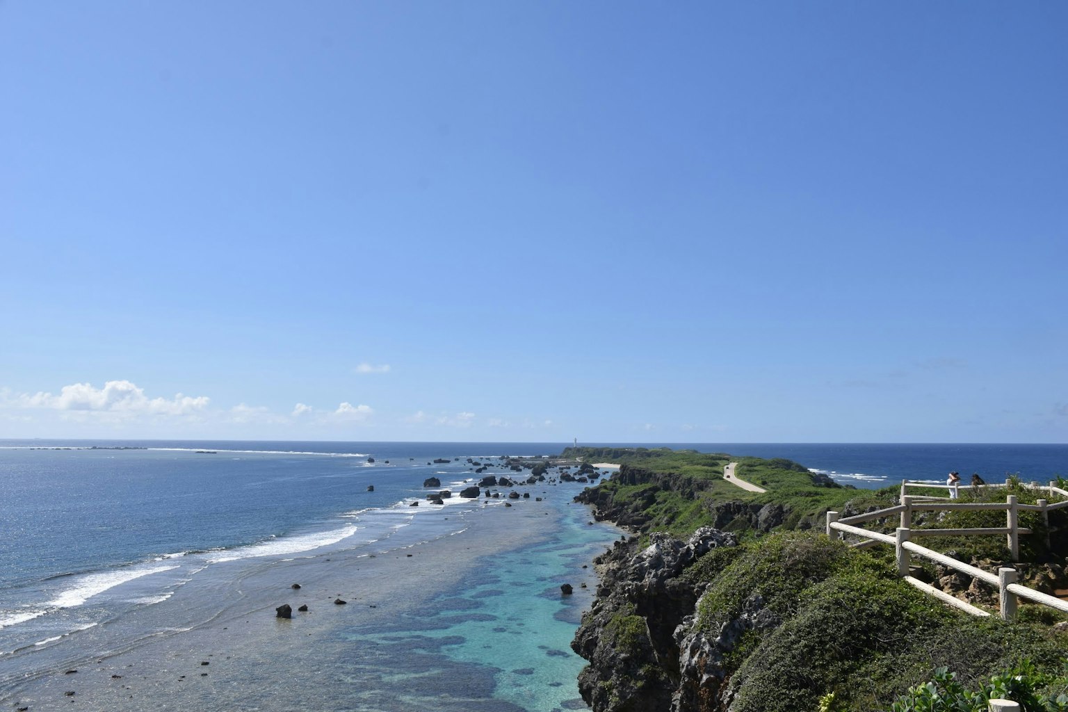 ทิวทัศน์ที่สวยงามของชายฝั่งที่มีทะเลสีน้ำเงินและท้องฟ้าชายหาดทรายและโขดหินมองเห็นได้
