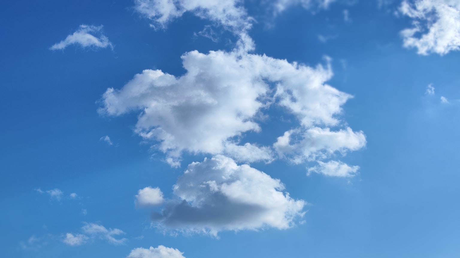 Eine Szene mit weißen Wolken, die in einem blauen Himmel schweben