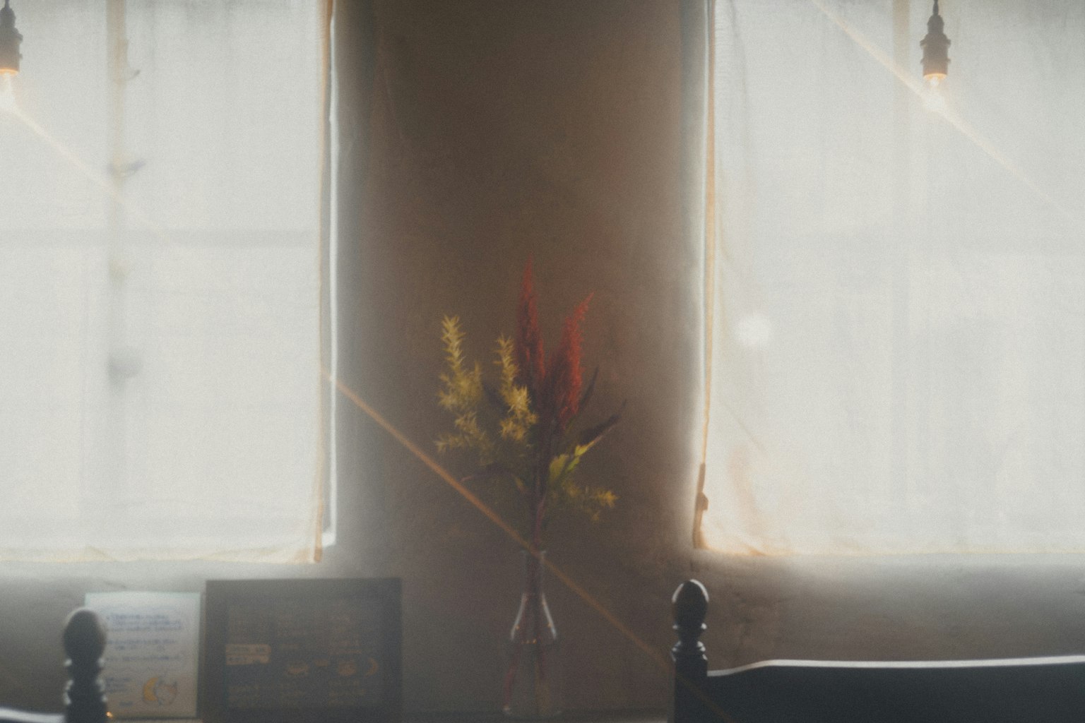 窓の近くに置かれた花瓶と柔らかな光が差し込む室内