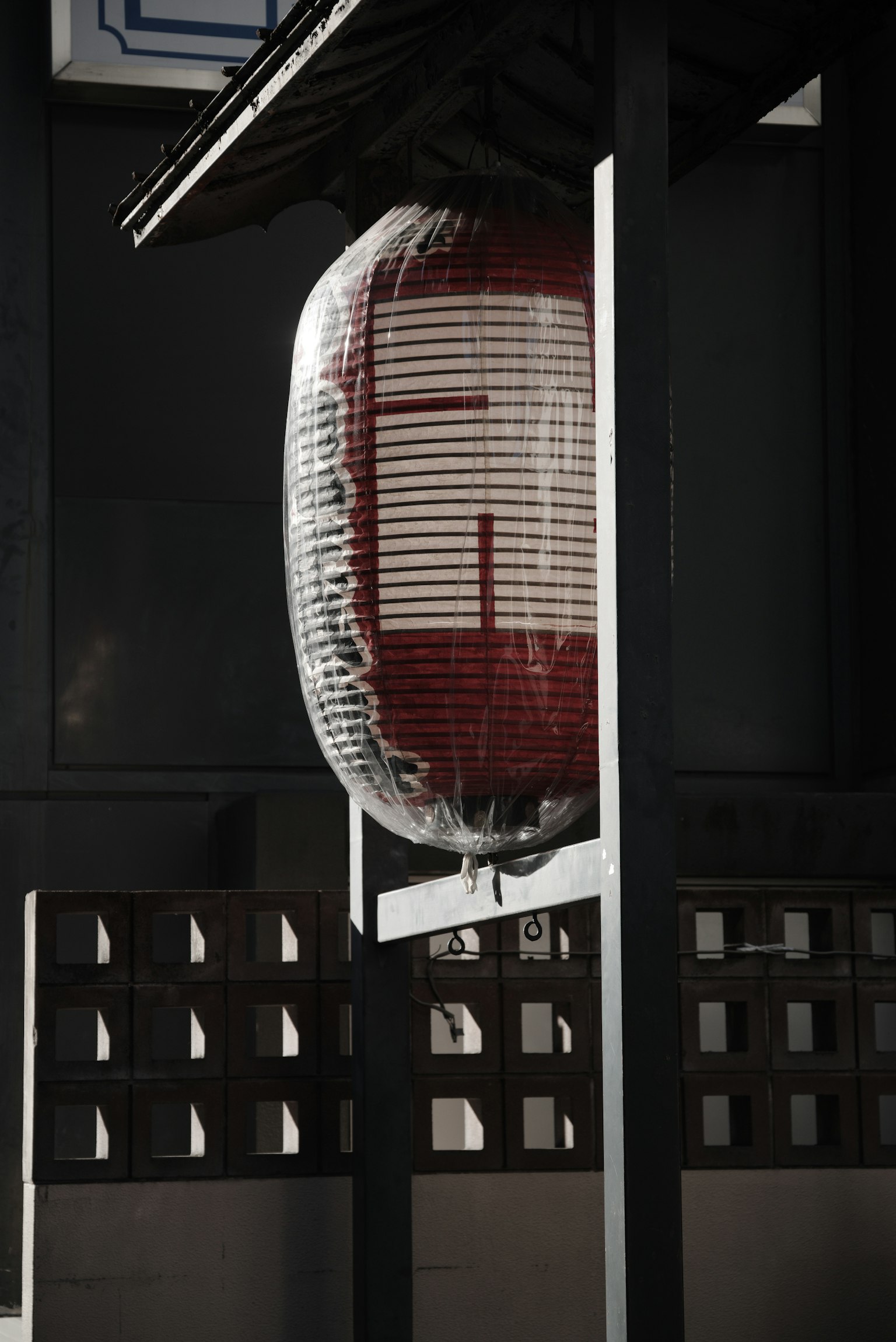 Lampion merah menggantung di bawah atap