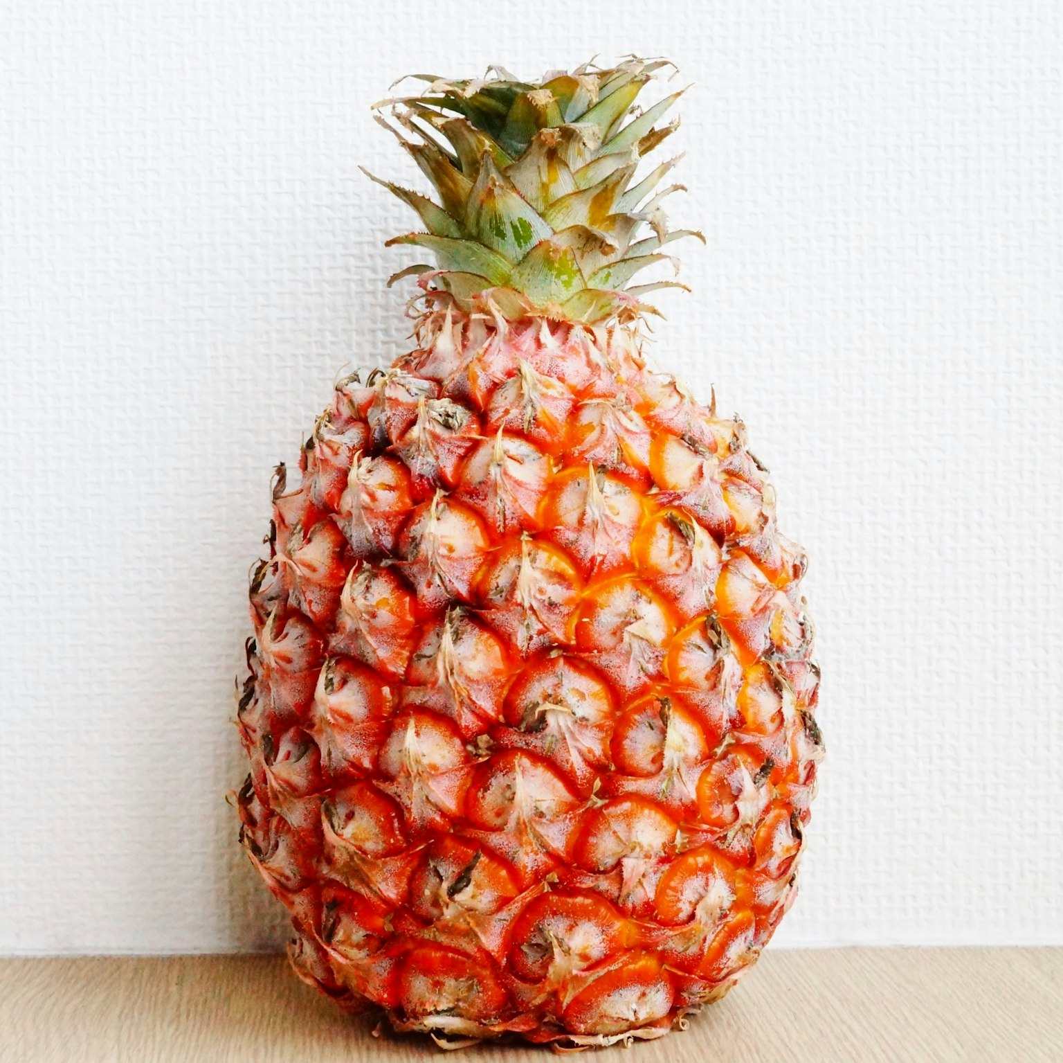 Piña fresca colocada sobre un fondo blanco