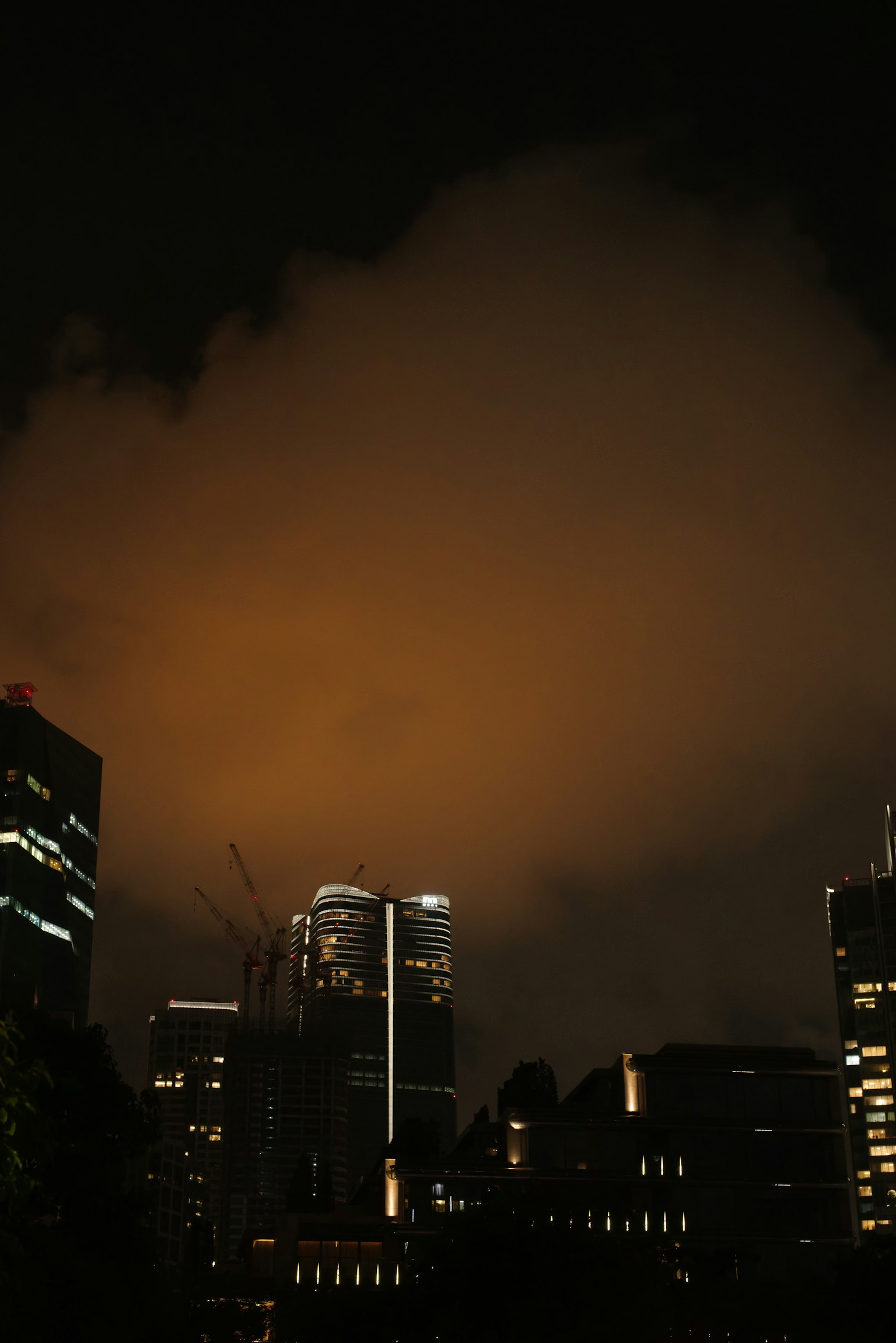 夜间城市景观，独特的橙色云和摩天大楼