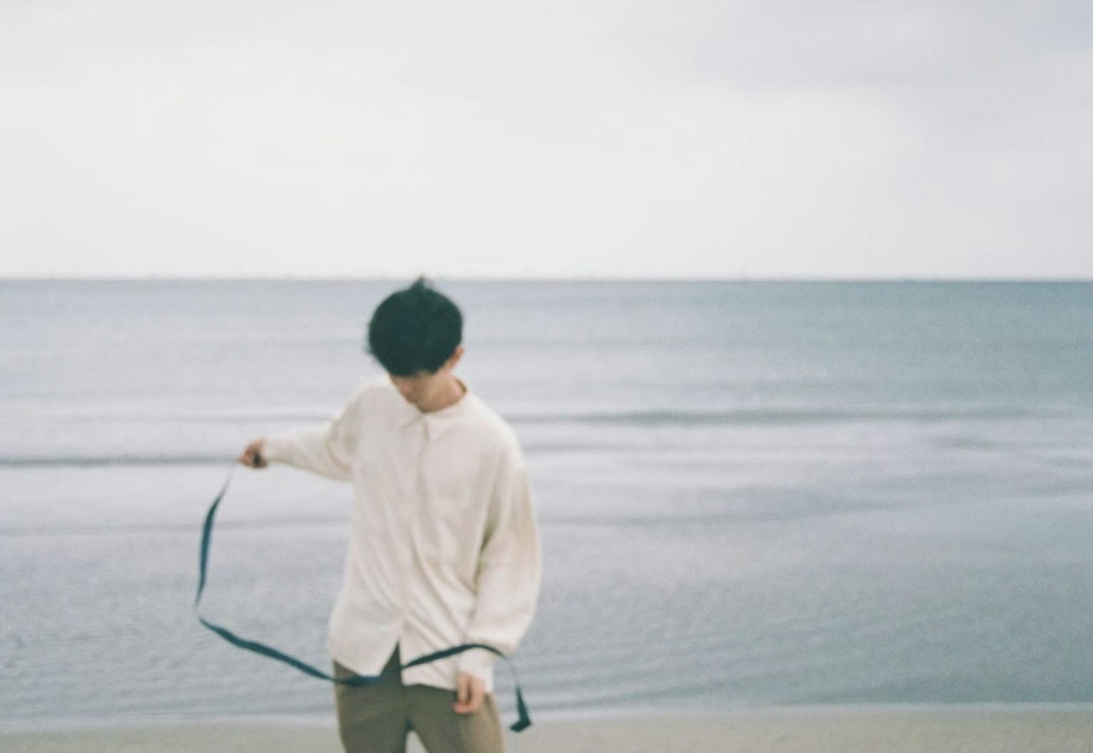 海灘上拿著絲帶的男人