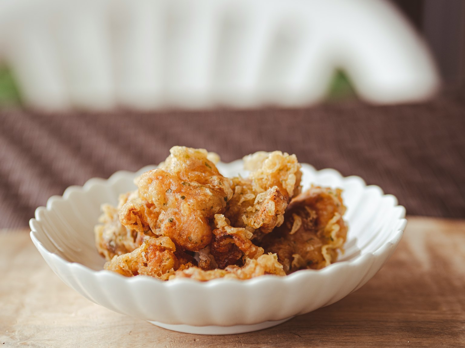 Poulet frit servi dans un plat blanc