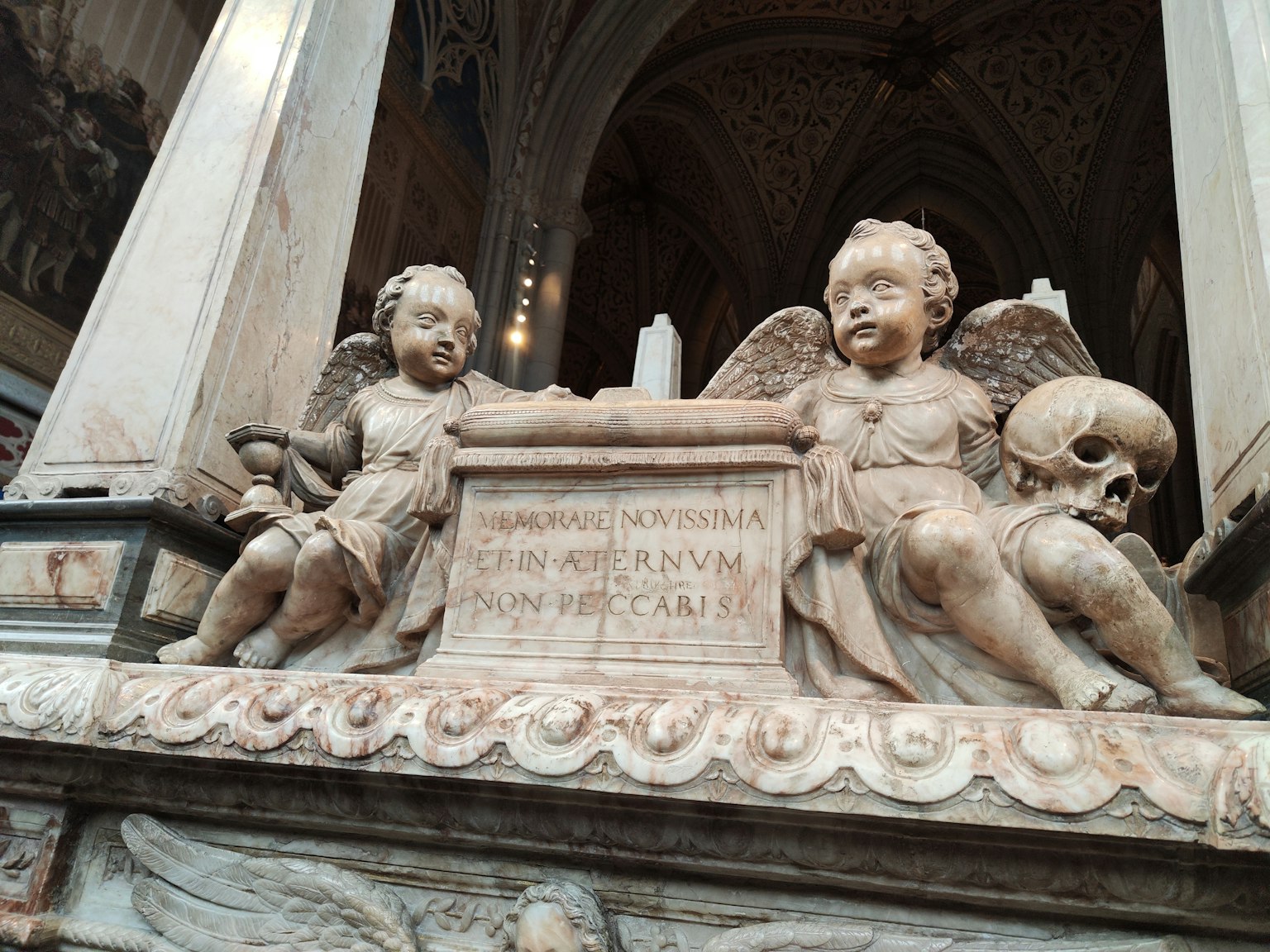 Vue détaillée d'une pierre tombale avec des sculptures d'anges