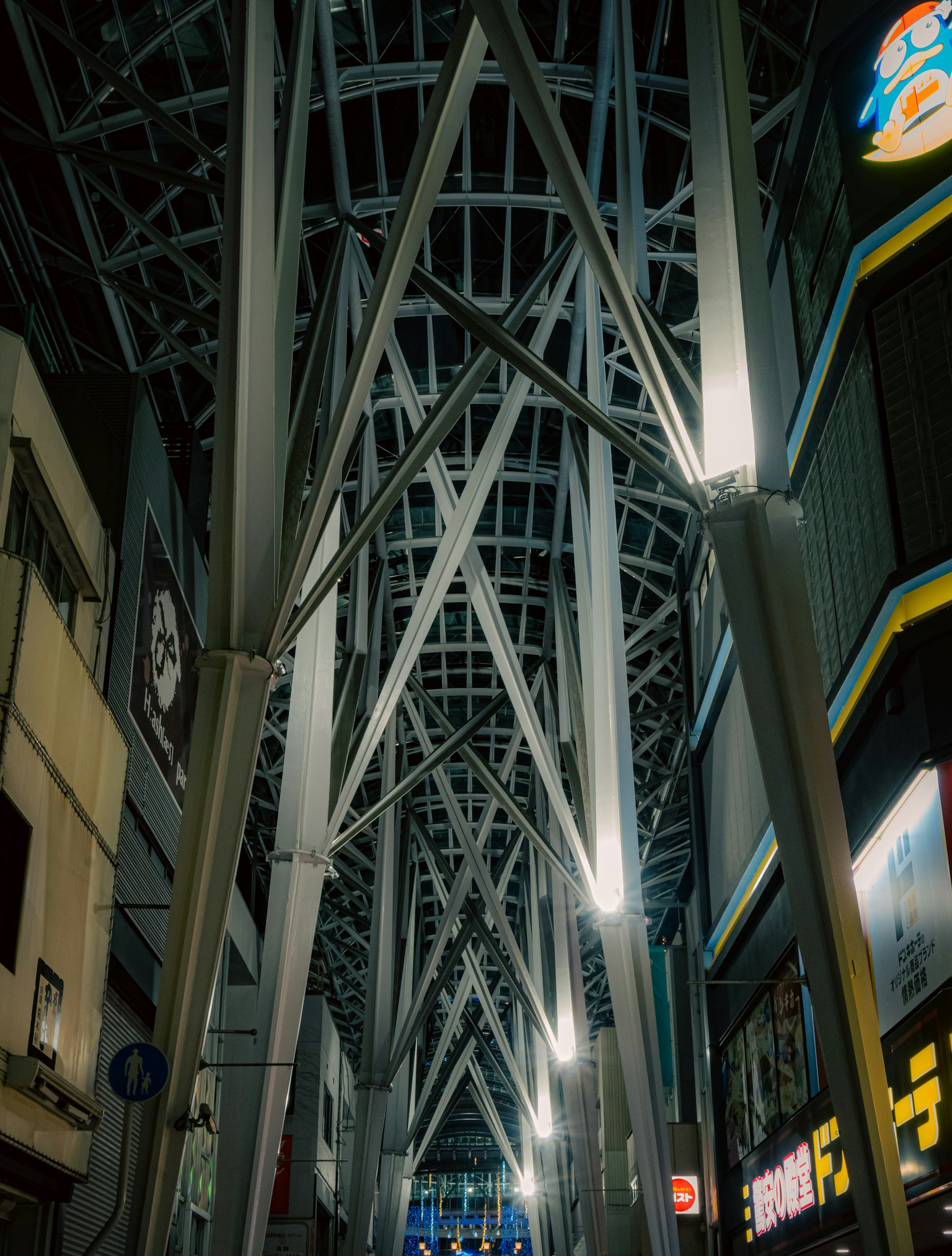 Struktur arsitektur modern dari arcade malam dengan pencahayaan