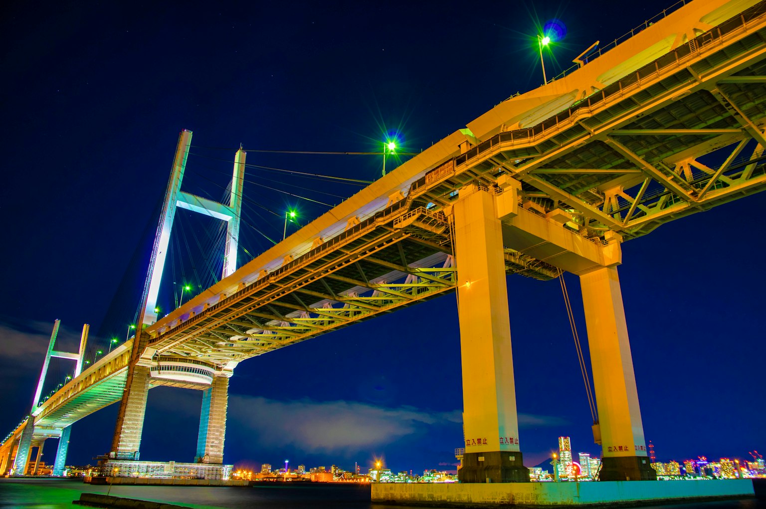 Ponte della baia di Yokohama illuminato di notte