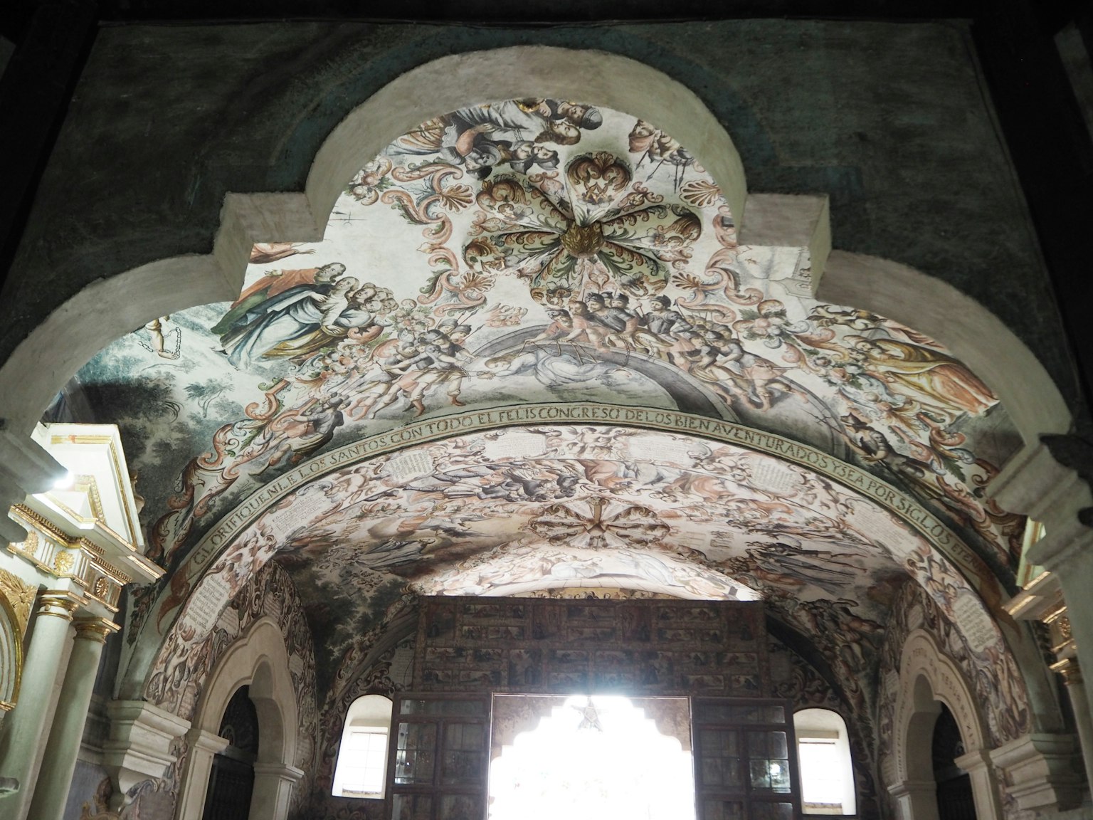 Salle historique avec une arche présentant de belles fresques au plafond