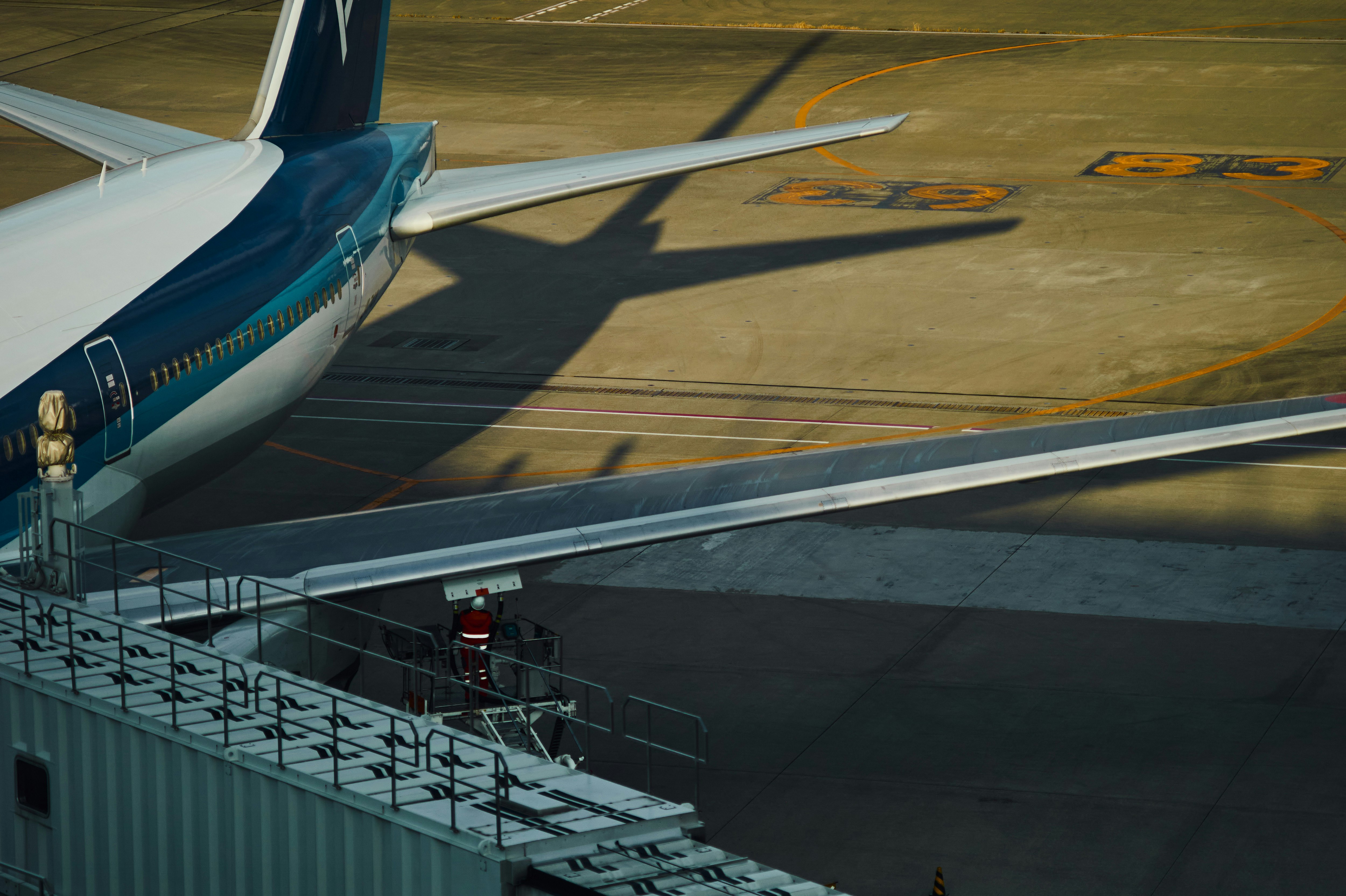aire de trafic d’aéroport avec un avion sur la piste