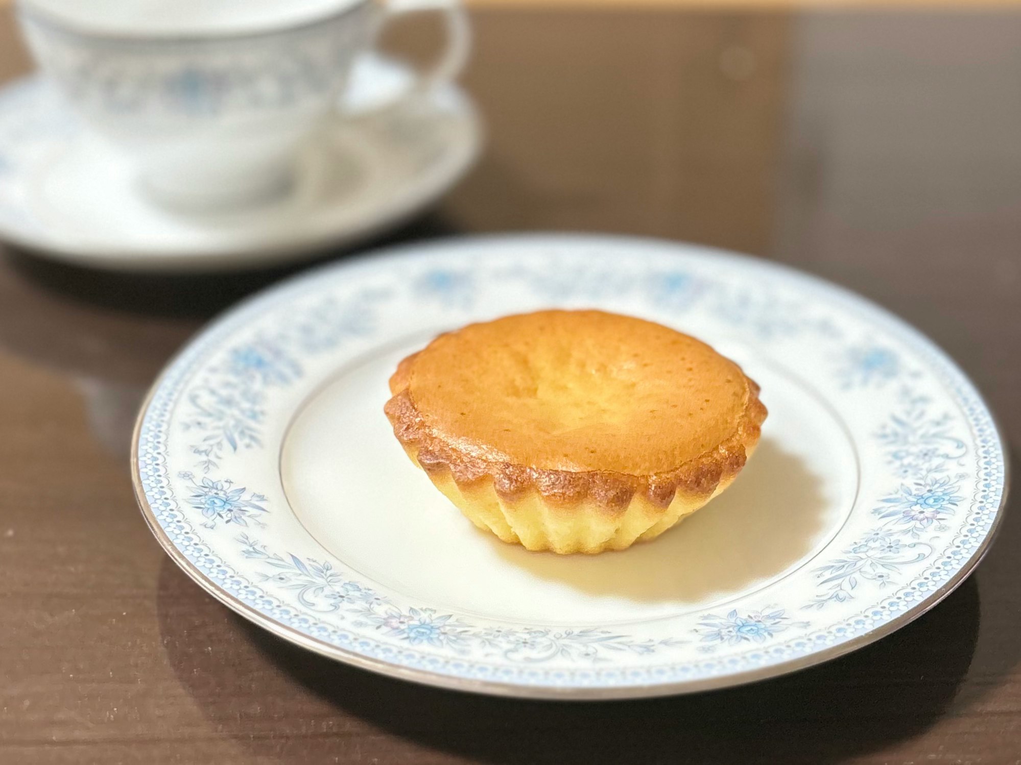 pâtisserie sur une assiette à motif bleu