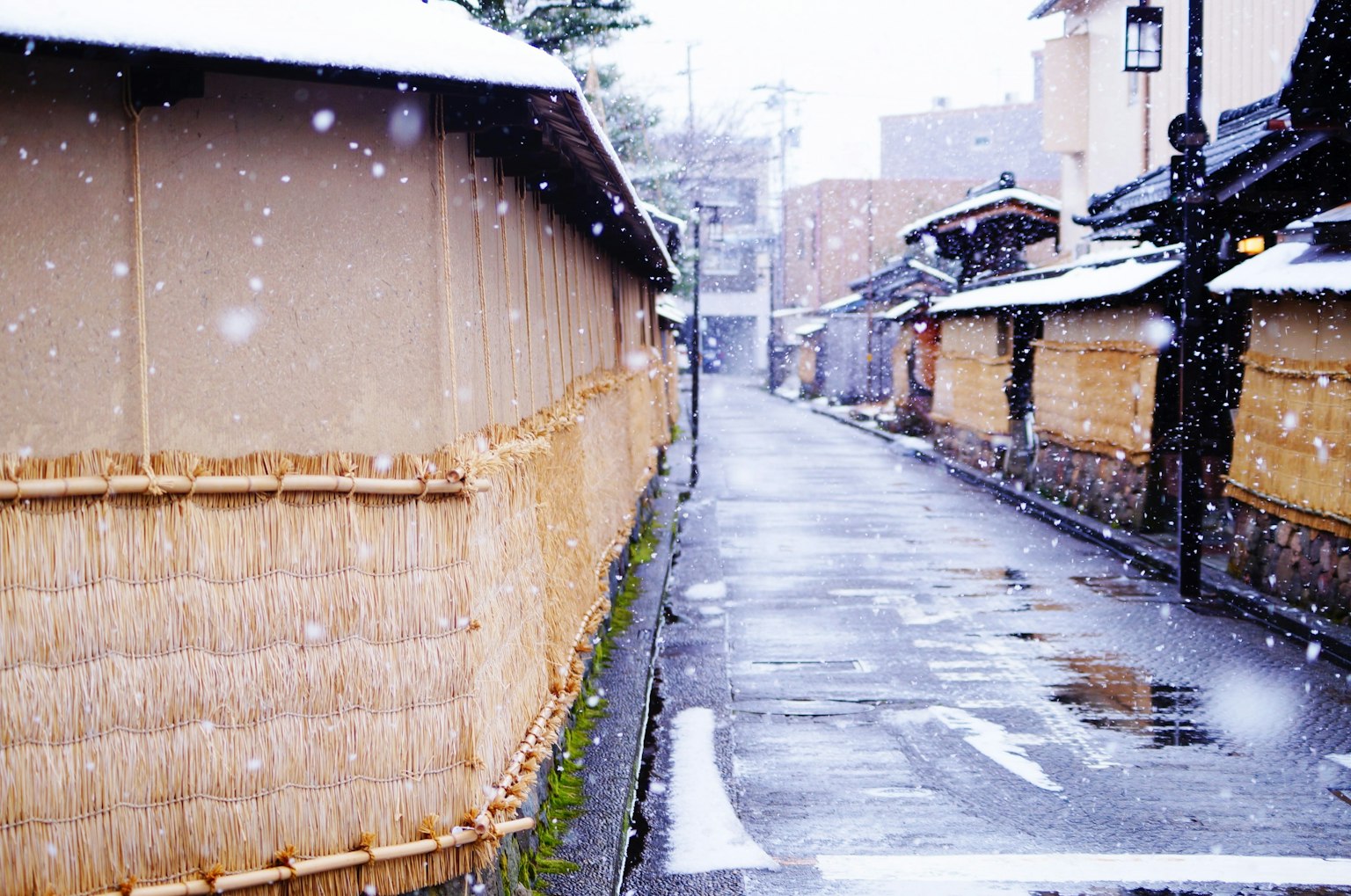 Ruhige Straße mit traditionellen japanischen Gebäuden im Schnee