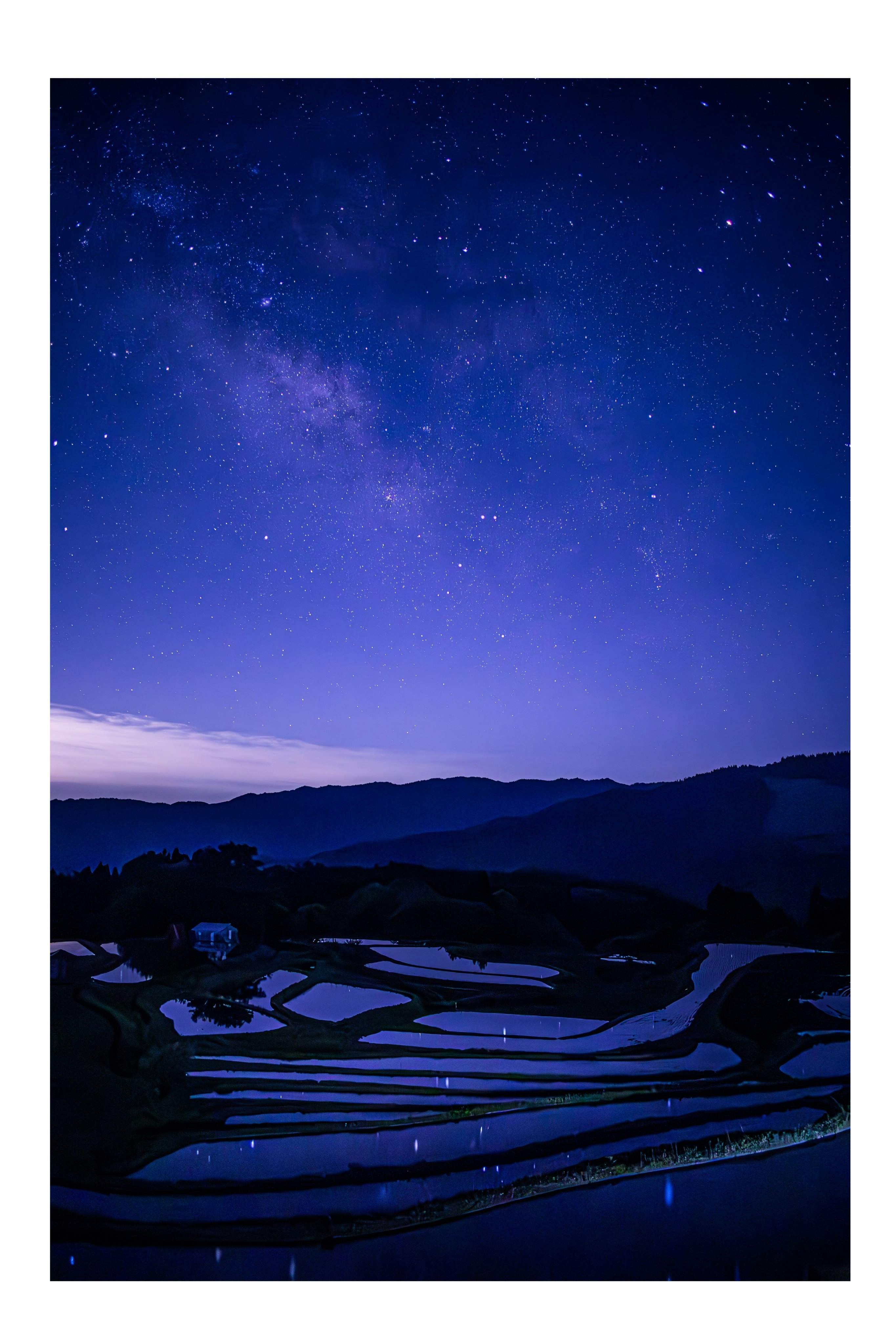 棚田に広がる夜空の星と天の川