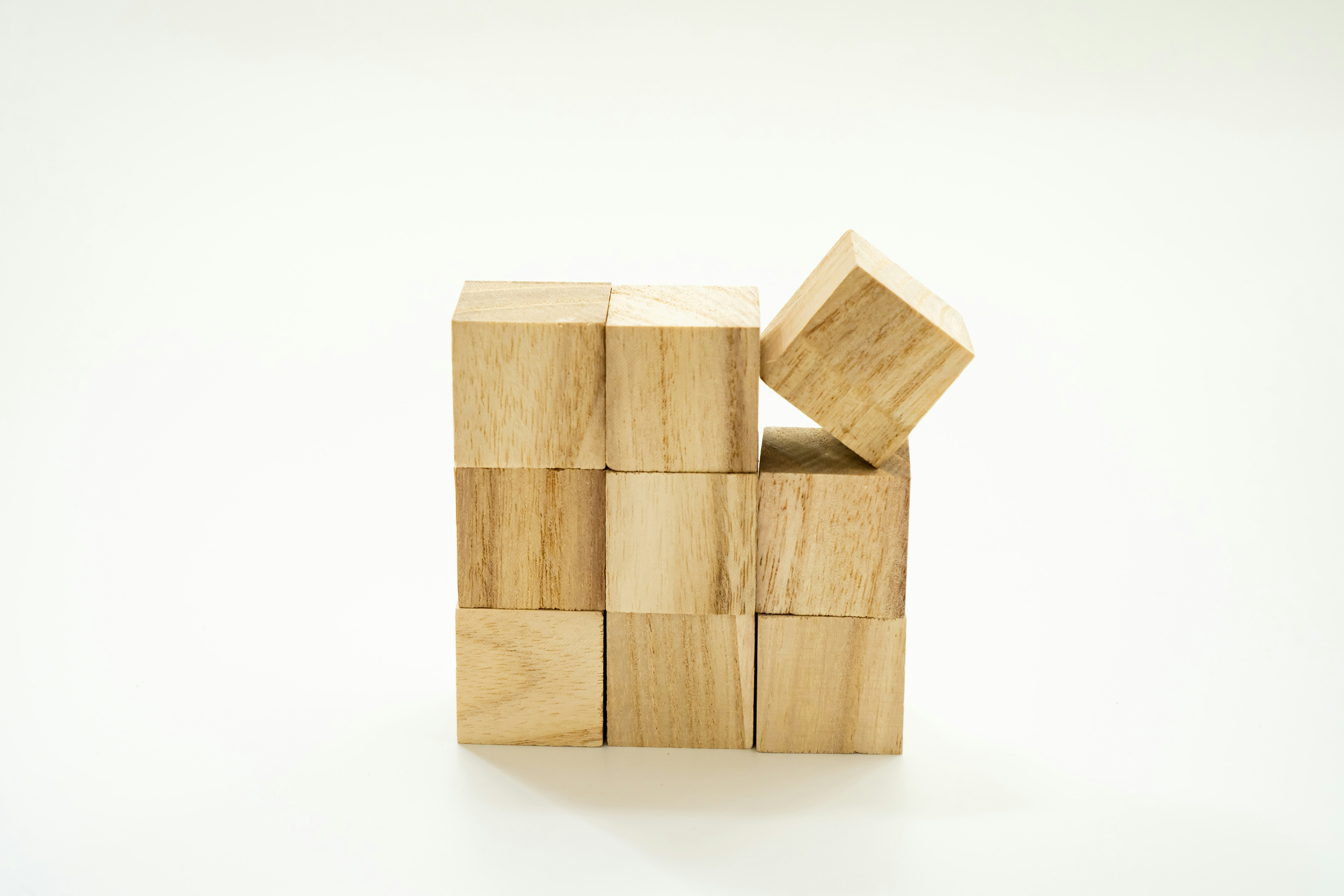 oggetto a forma di casa fatto di blocchi di legno