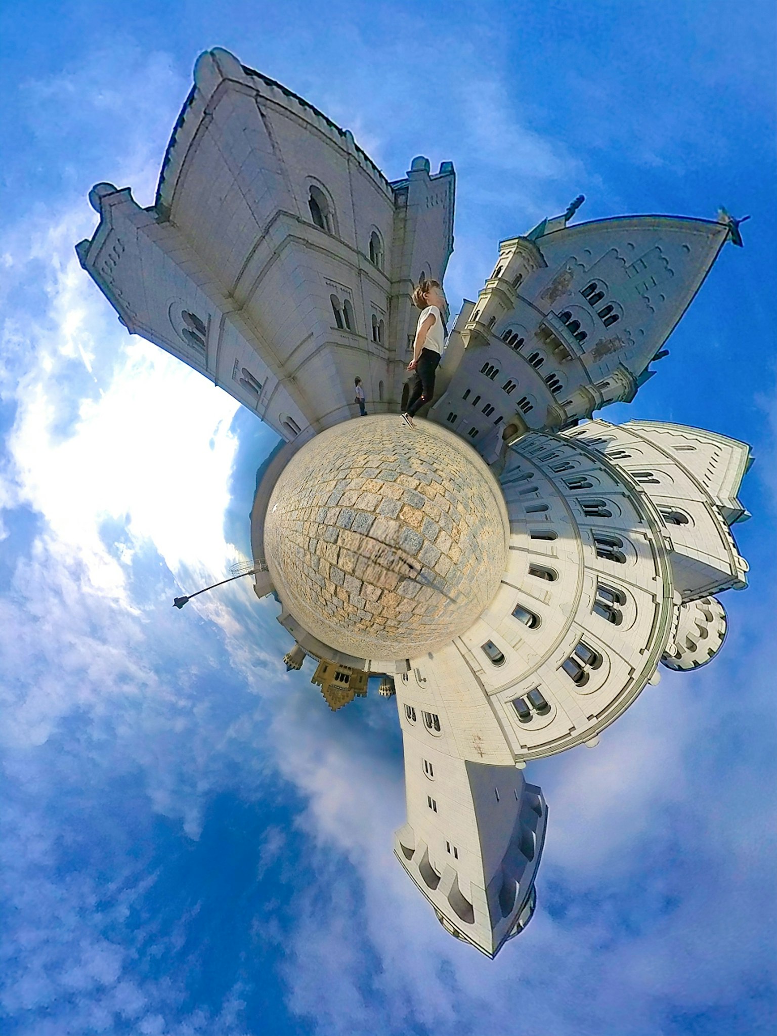 Sebuah panorama 360 derajat yang menggabungkan langit dan arsitektur