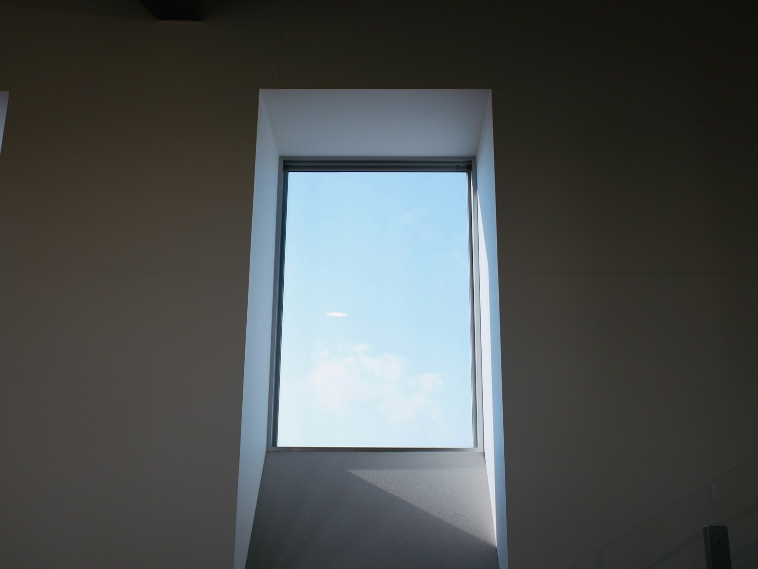 Schmale Fenster mit Blick auf einen blauen Himmel