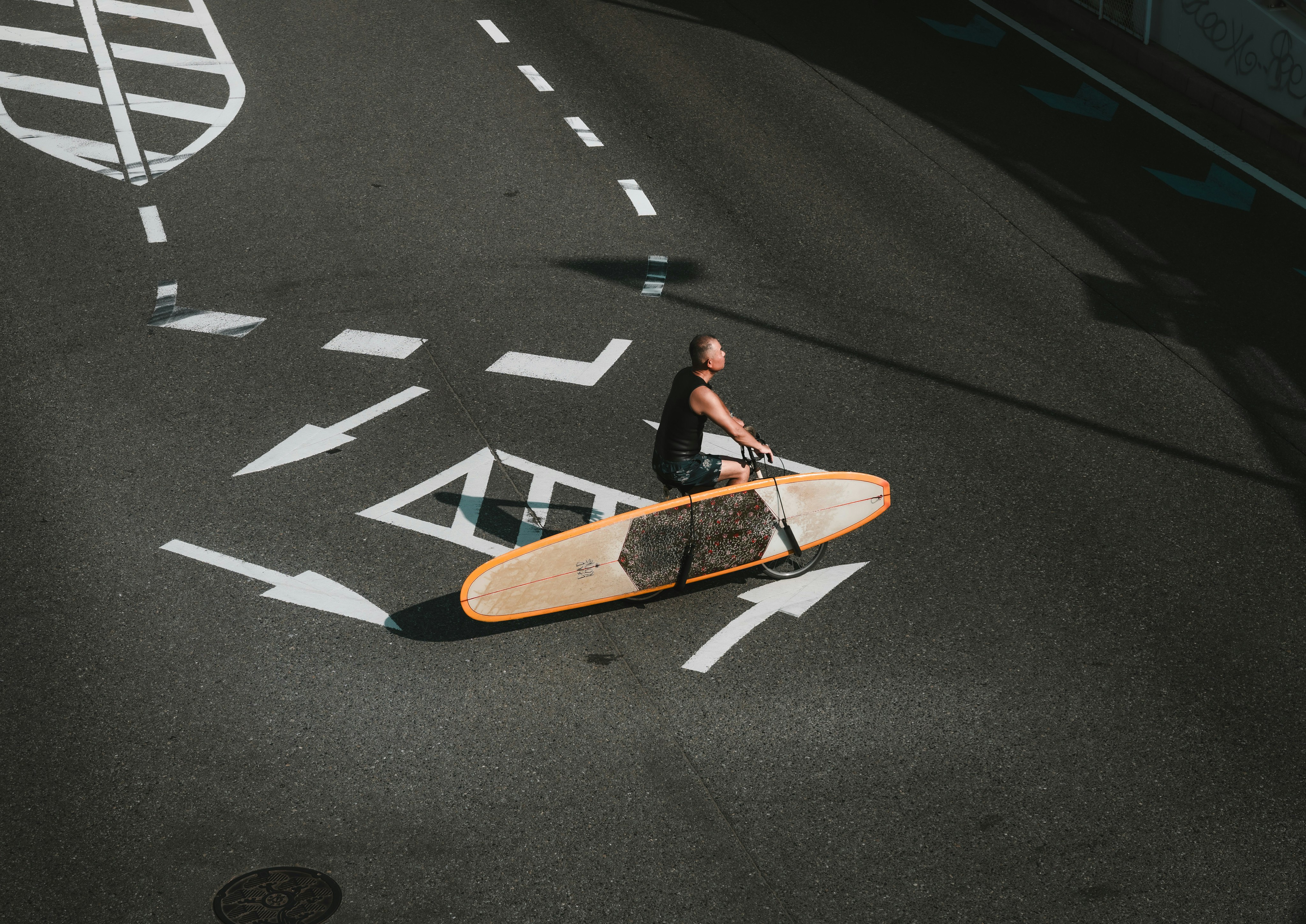 surfeur avec une planche de surf sur une route