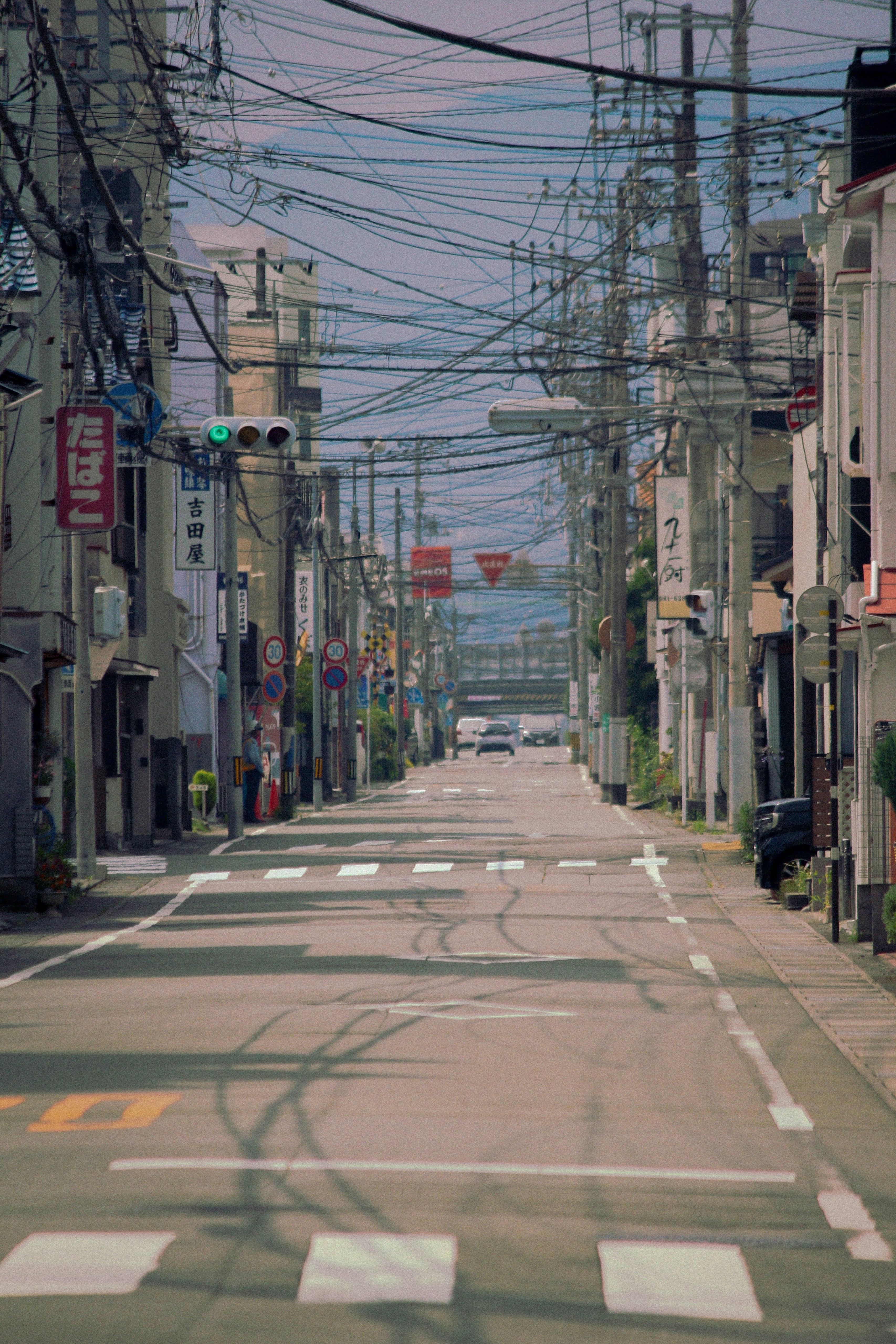 レトロな商店街の路地に続くまっすぐな道路