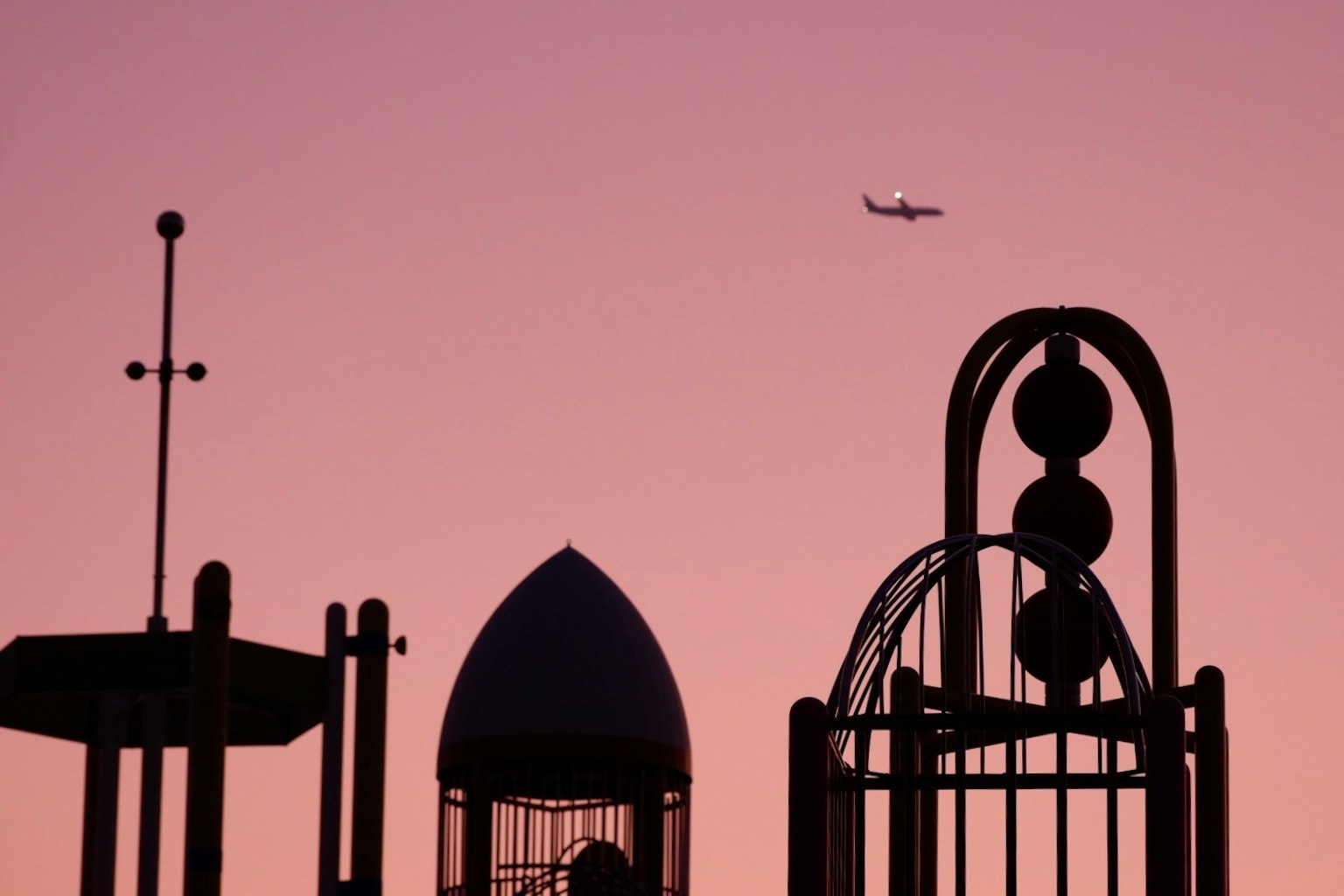 Silhouette d'équipement de jeu contre un ciel de coucher de soleil avec un avion