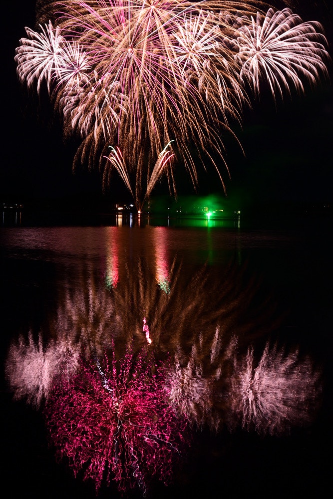 水鏡に映る片山津温泉の花火の夜の湖畔画像